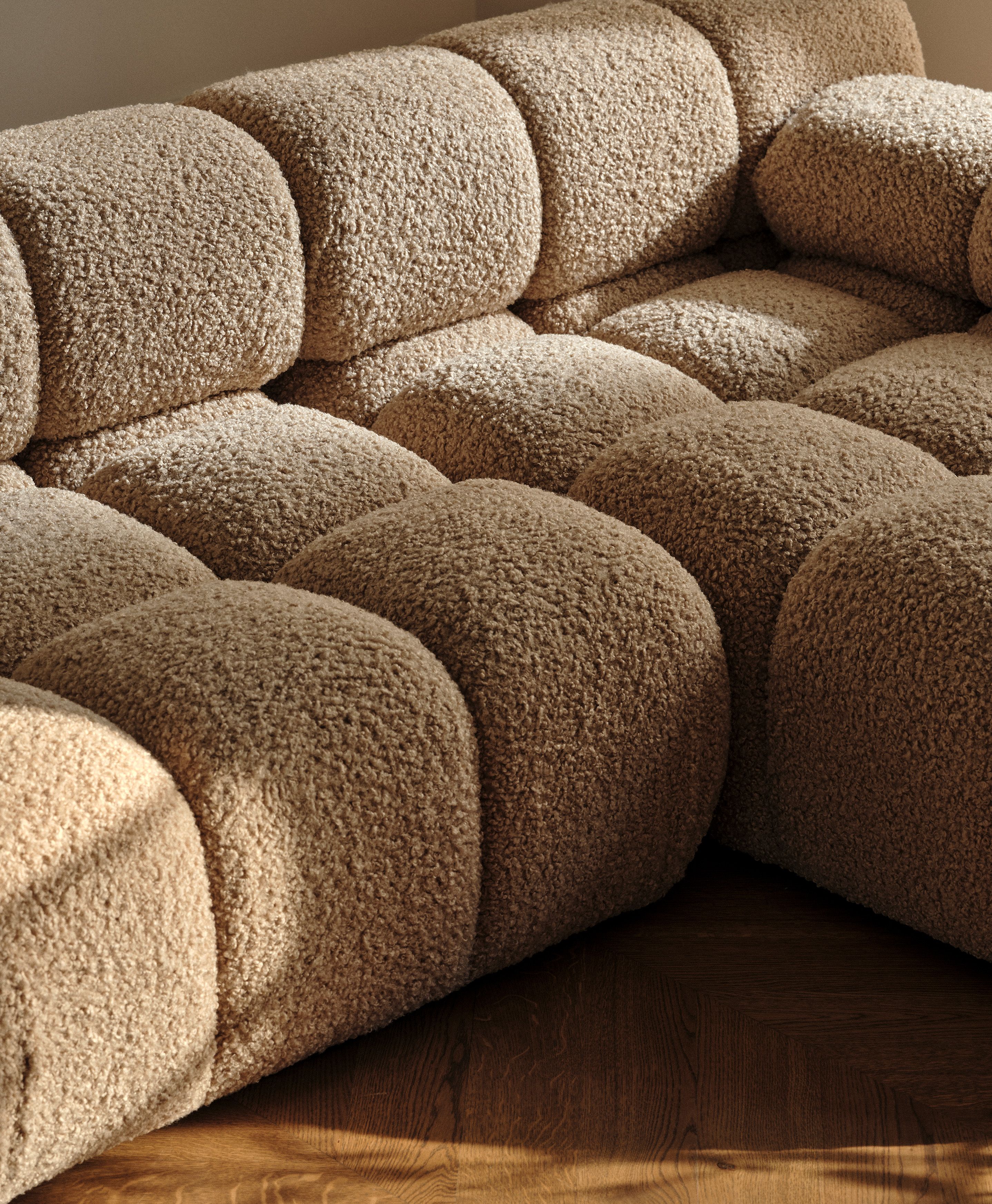 Canapé modulaire Bellis en bouclé beige texturé avec assises matelassées profondes et forme sculpturale – mobilier de salon Micadoni