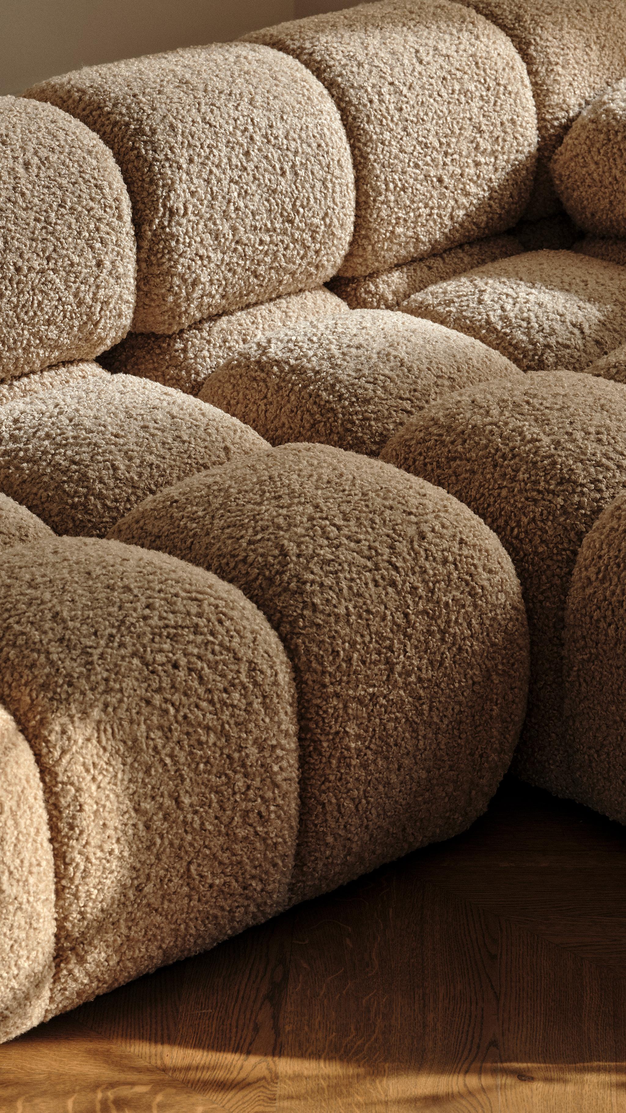 Canapé modulaire Bellis en bouclé beige texturé avec assises matelassées profondes et forme sculpturale – mobilier de salon Micadoni