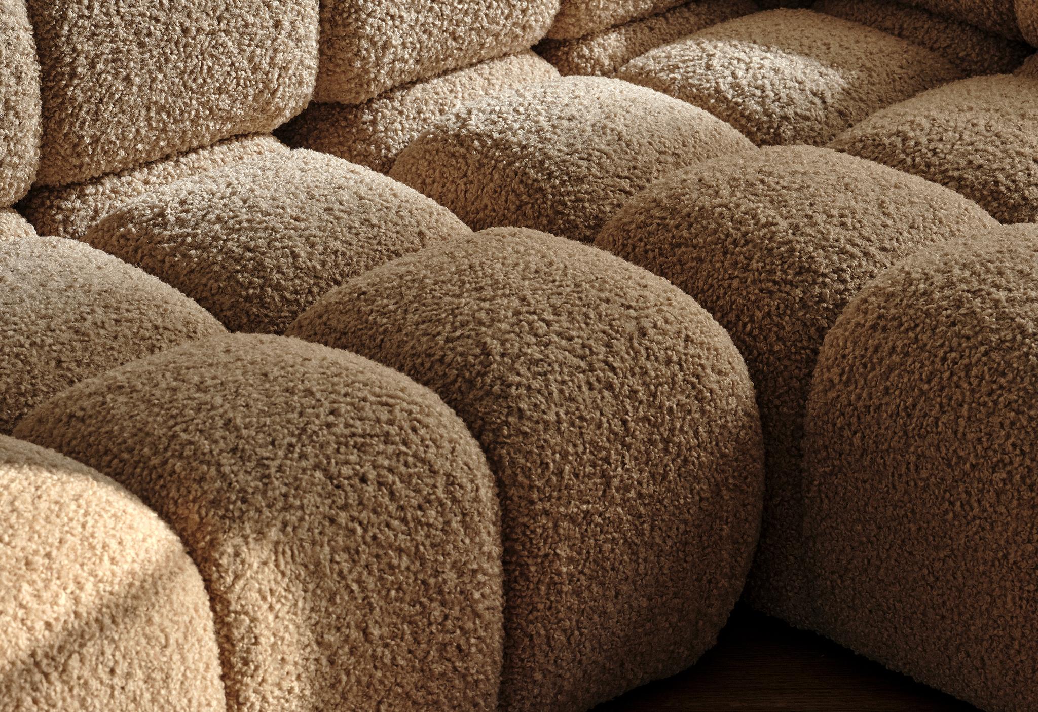 Canapé modulaire Bellis en bouclé beige texturé avec assises matelassées profondes et forme sculpturale – mobilier de salon Micadoni