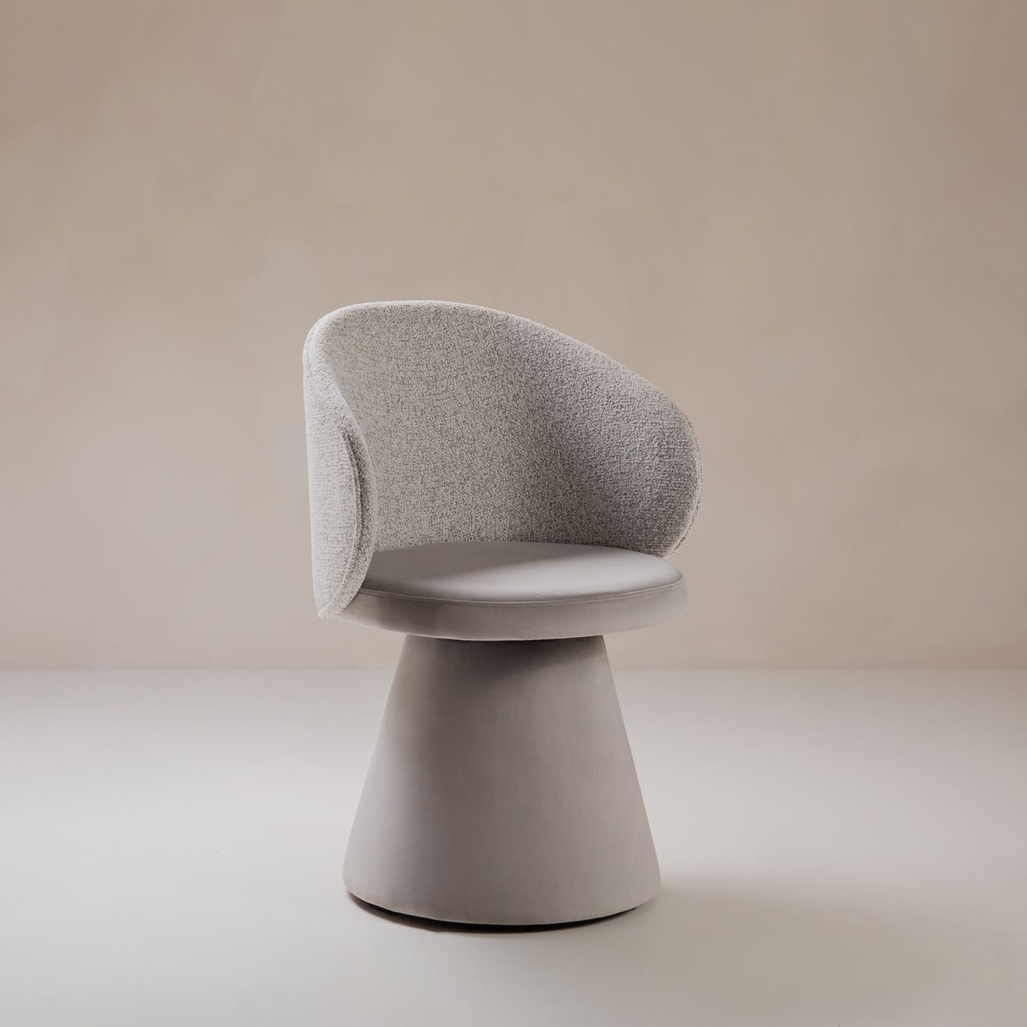 Chaise Micadoni tapissée, dossier courbe en bouclé et piètement conique, vue studio.