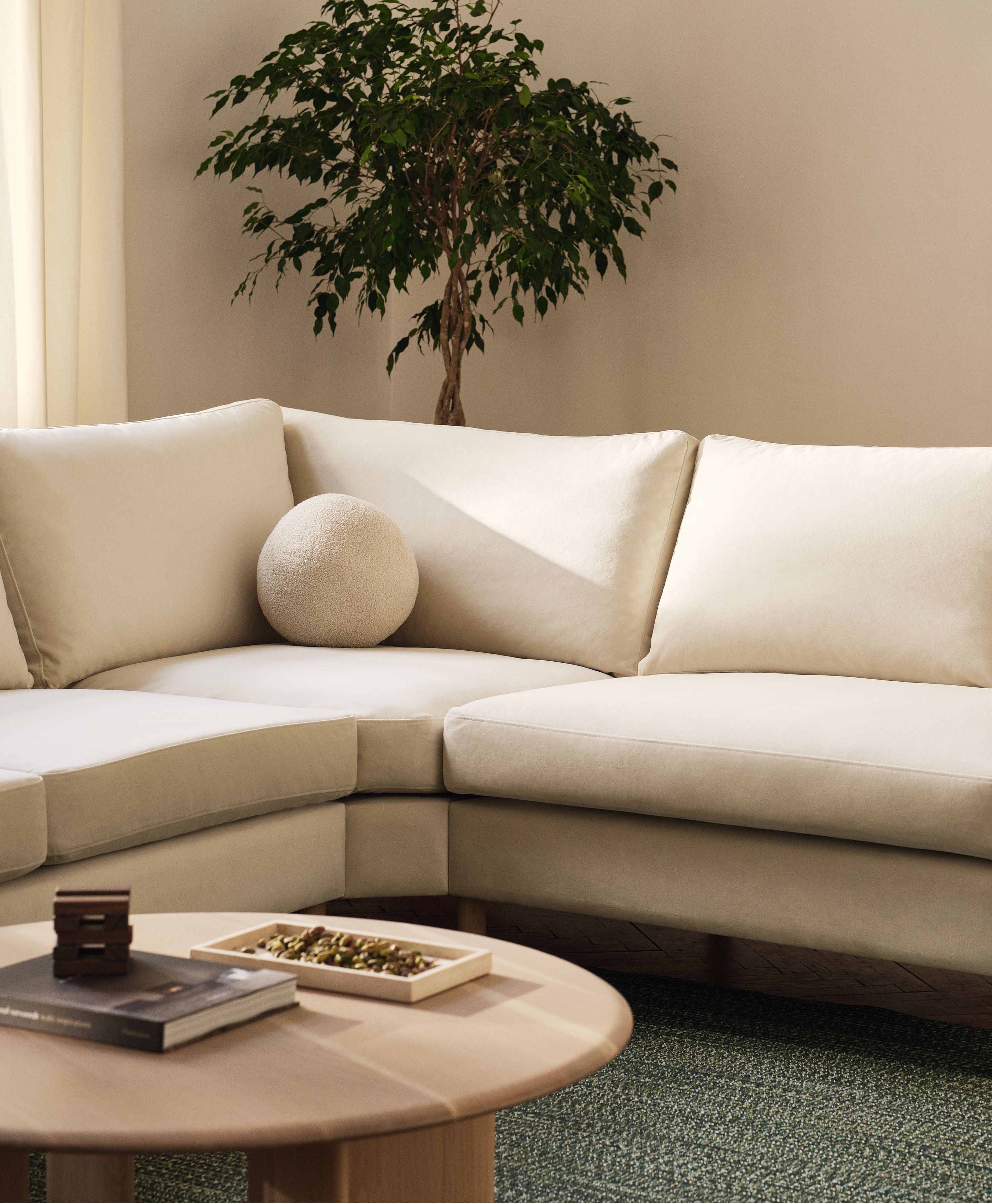 Canapé d’angle Eden avec revêtement clair et coussins moelleux, style moderne – Micadoni