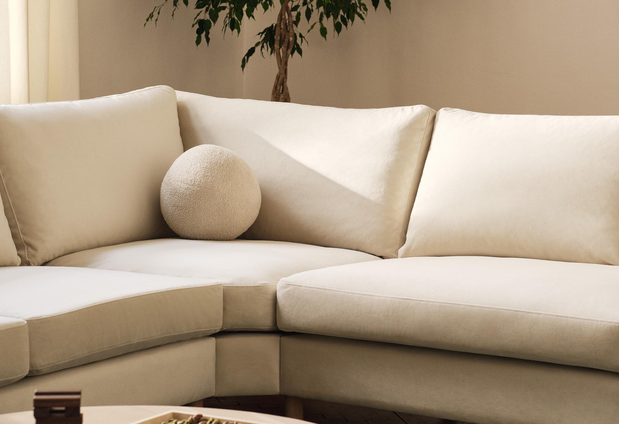 Canapé d’angle Eden avec revêtement clair et coussins moelleux, style moderne – Micadoni