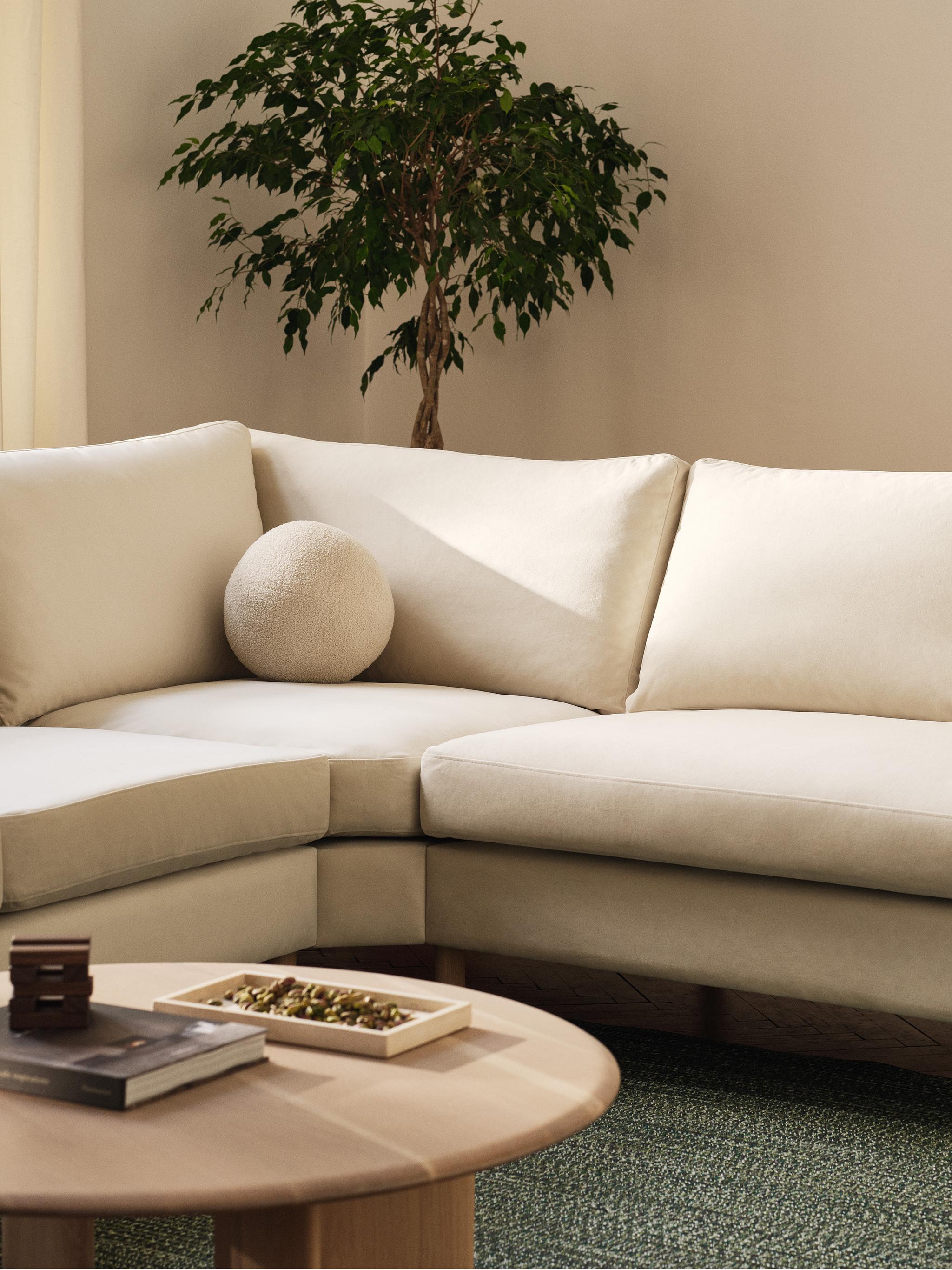 Eden corner sofa in beige fabric with soft cushions and modern Scandinavian design – Micadoni.