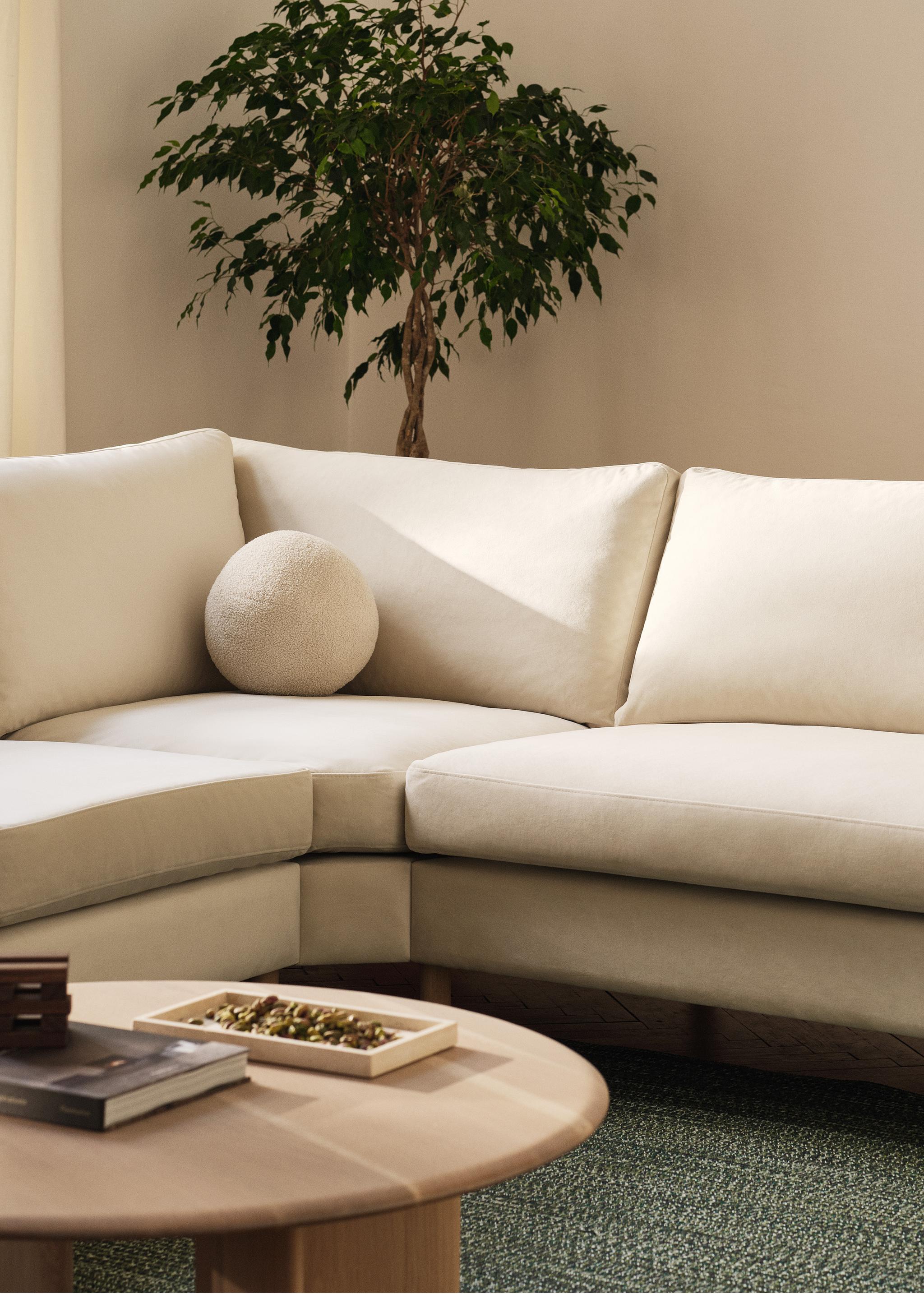 Canapé d’angle Eden avec revêtement clair et coussins moelleux, style moderne – Micadoni