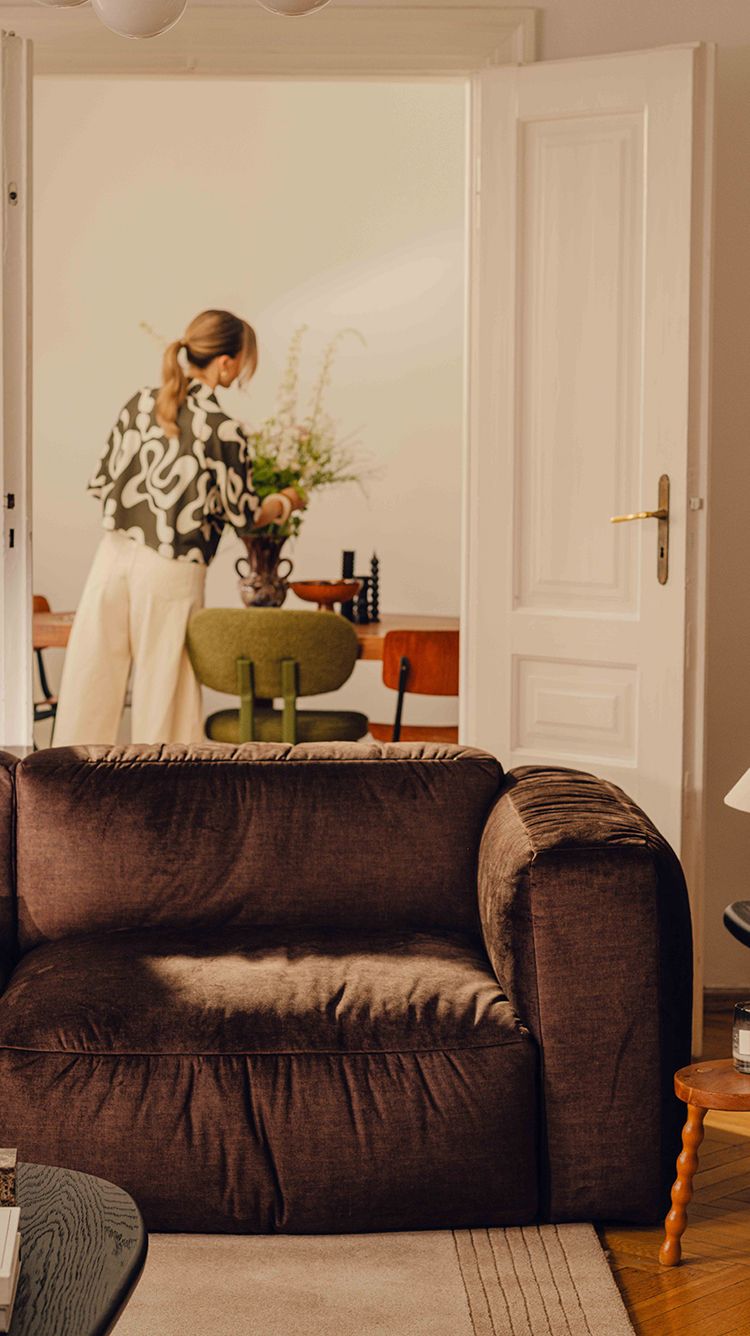 Canapé d’angle modulaire Martina en tissu beige clair avec assises profondes et dossiers moelleux – mobilier Micadoni