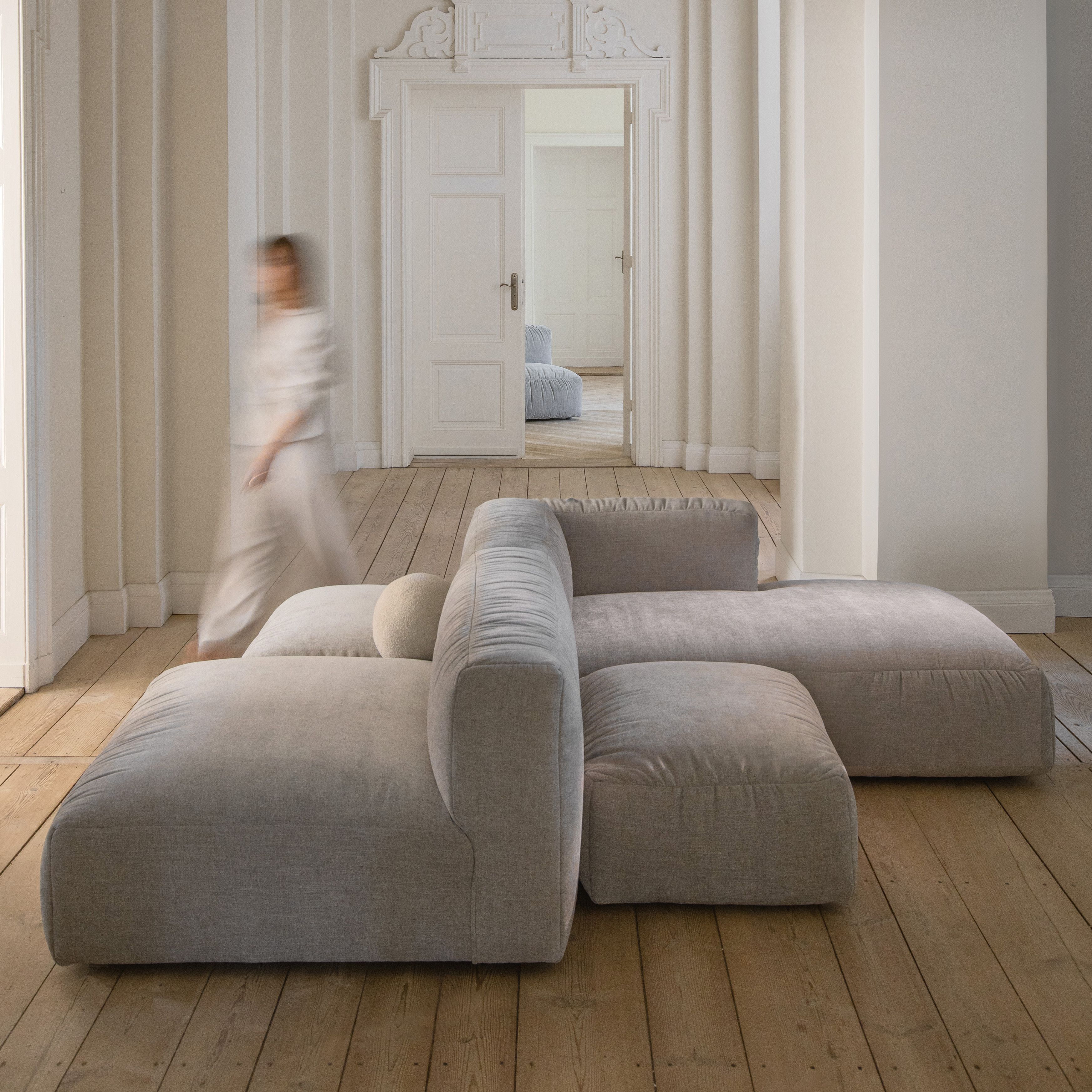 Canapé d’angle modulaire Martina en tissu beige clair avec assises profondes et dossiers moelleux – mobilier Micadoni