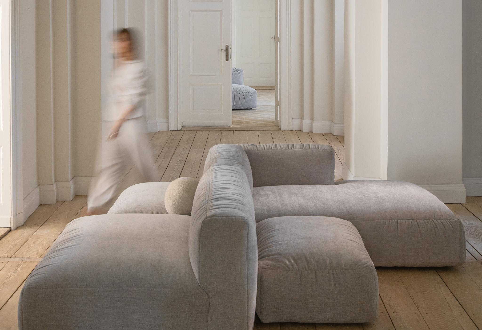 Canapé d’angle modulaire Martina en tissu beige clair avec assises profondes et dossiers moelleux – mobilier Micadoni