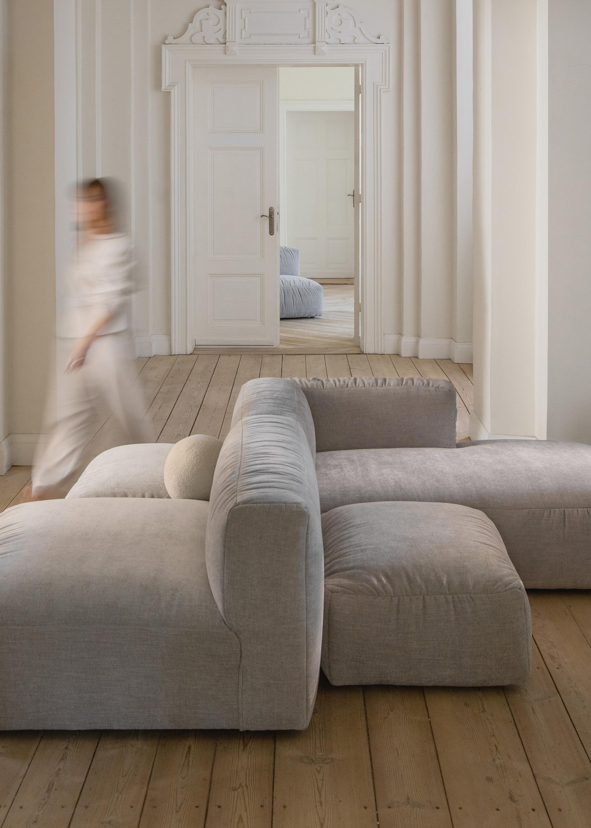 Canapé d’angle modulaire Martina en tissu beige clair avec assises profondes et dossiers moelleux – mobilier Micadoni