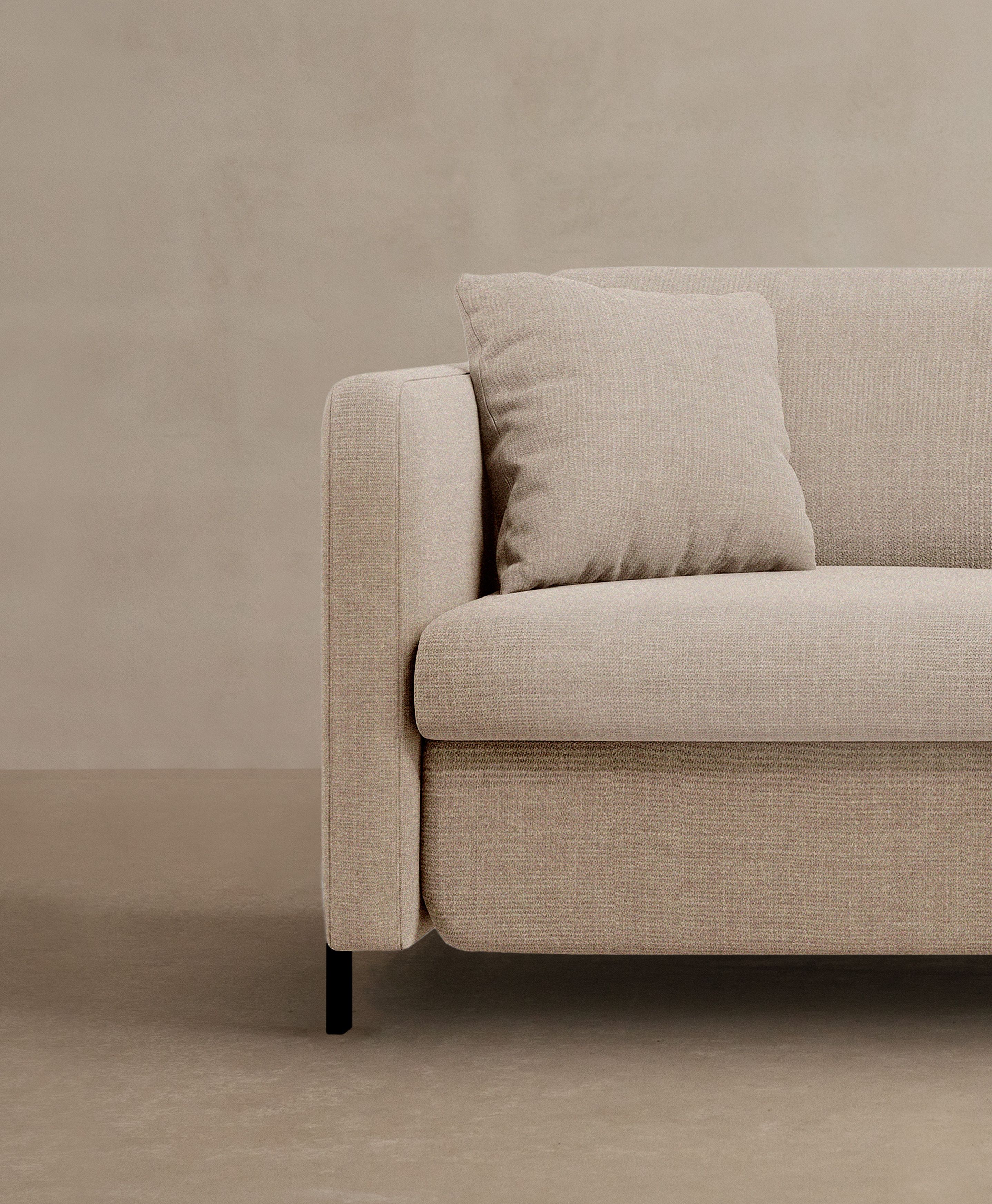 Canapé Gloria en tissu texturé beige avec accoudoirs fins et pieds en métal – Micadoni