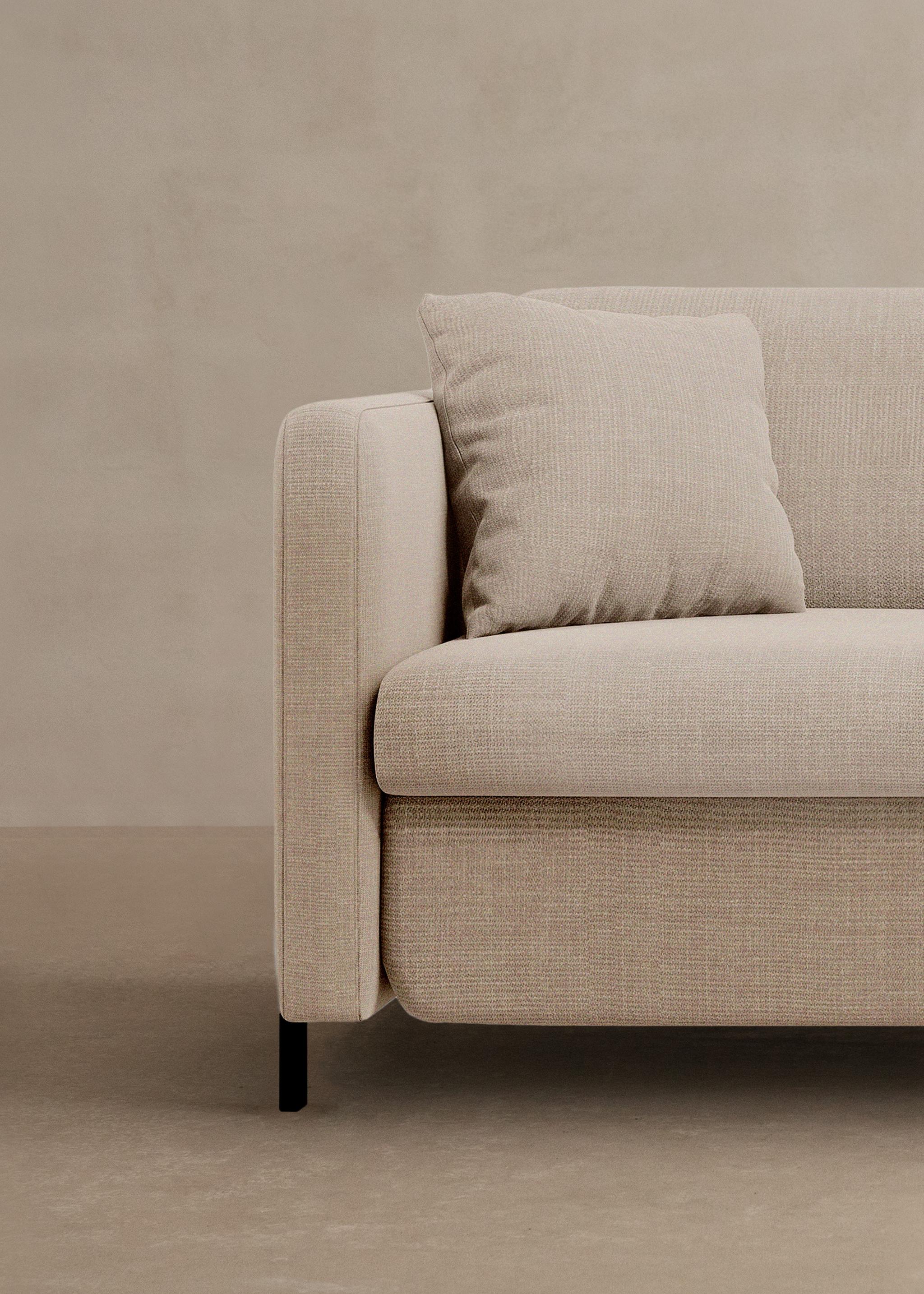 Canapé Gloria en tissu texturé beige avec accoudoirs fins et pieds en métal – Micadoni