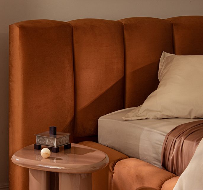 Lit Micadoni Lupine en velours rouille, tête de lit cannelée, détail chambre