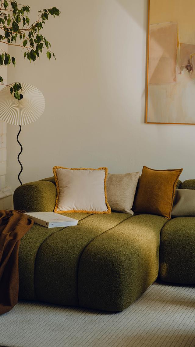Close-up of Lupine modular sofa in cream fabric with channel tufting and sculpted curves – Micadoni furniture