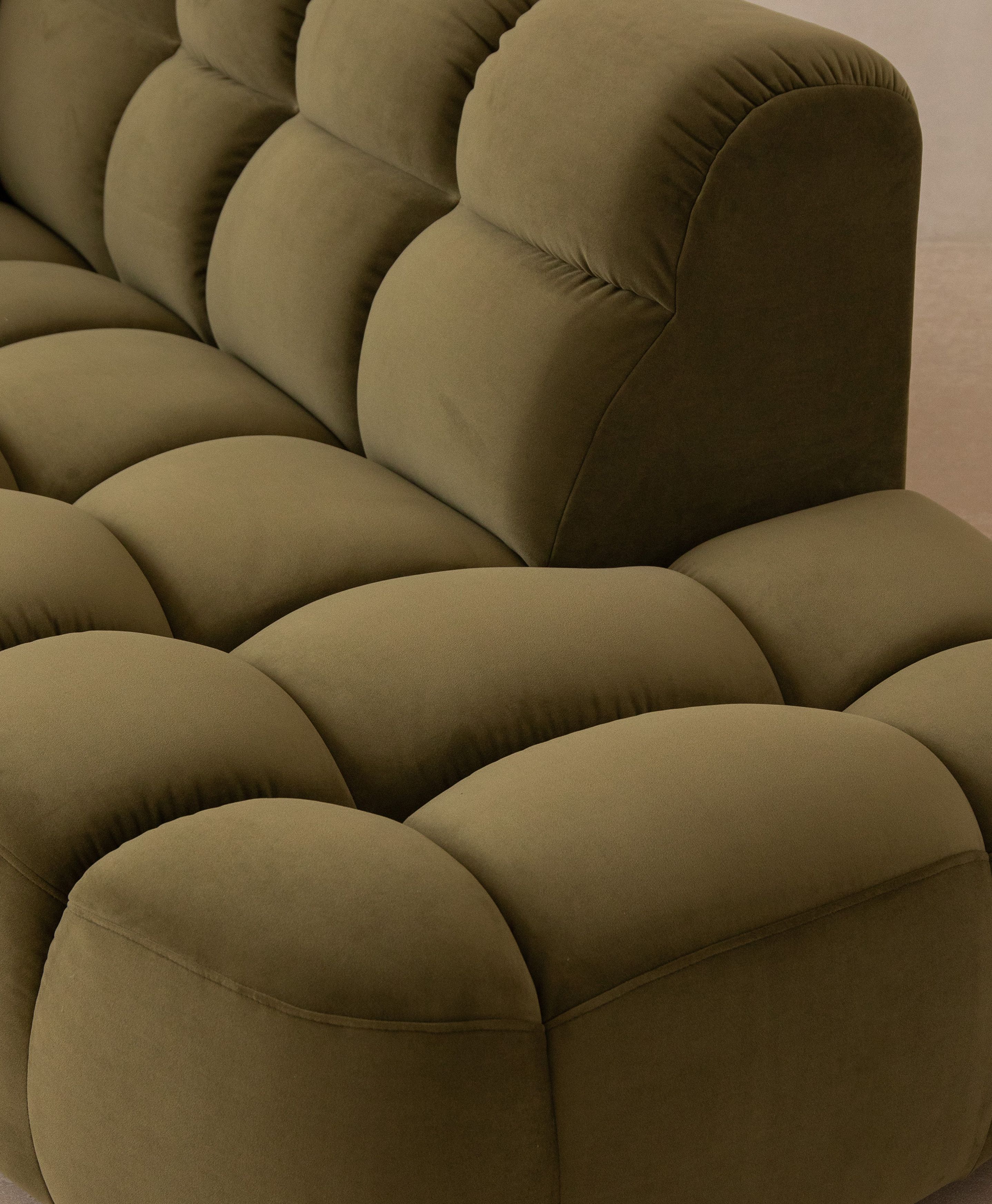 Canapé d’angle modulaire Lisa en gris clair avec rembourrage matelassé et tables basses sculpturales Lawrance – mobilier de salon Micadoni