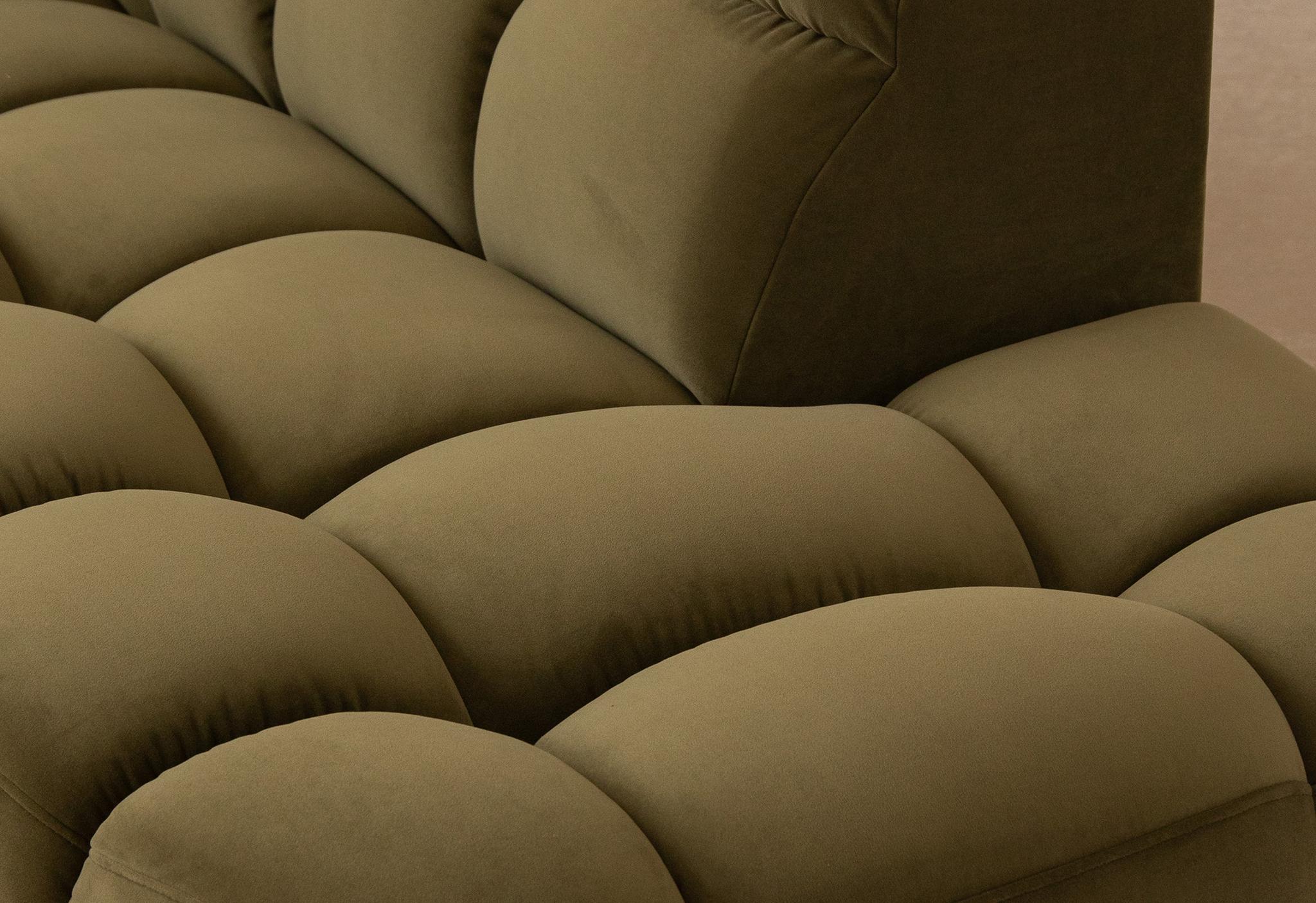 Canapé d’angle modulaire Lisa en gris clair avec rembourrage matelassé et tables basses sculpturales Lawrance – mobilier de salon Micadoni