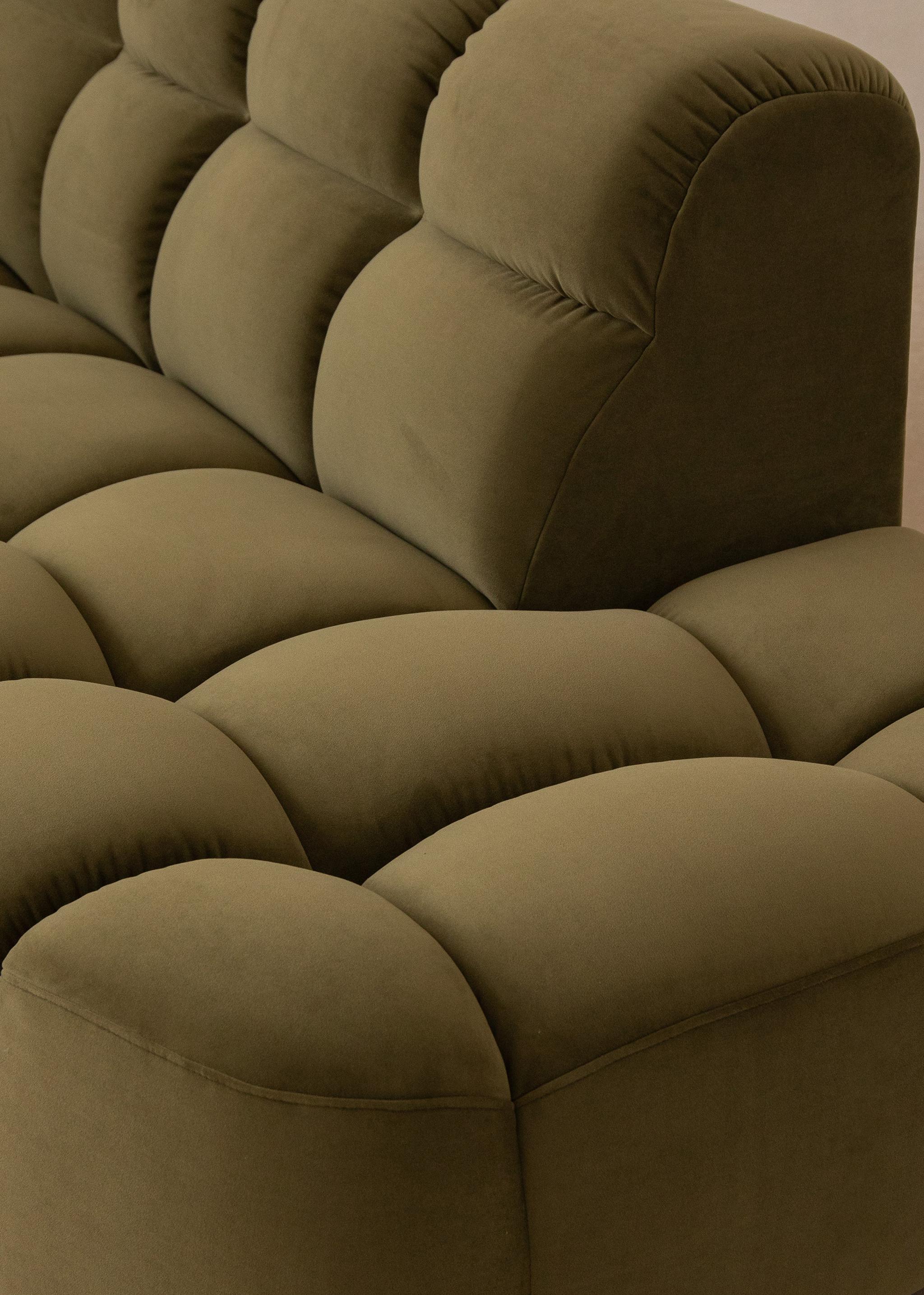 Canapé d’angle modulaire Lisa en gris clair avec rembourrage matelassé et tables basses sculpturales Lawrance – mobilier de salon Micadoni