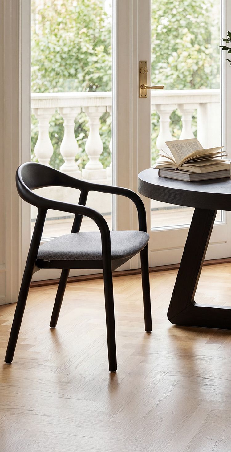 Table de salle à manger Micadoni Mel, plateau ovale sur trois pieds piliers arrondis, beige clair.