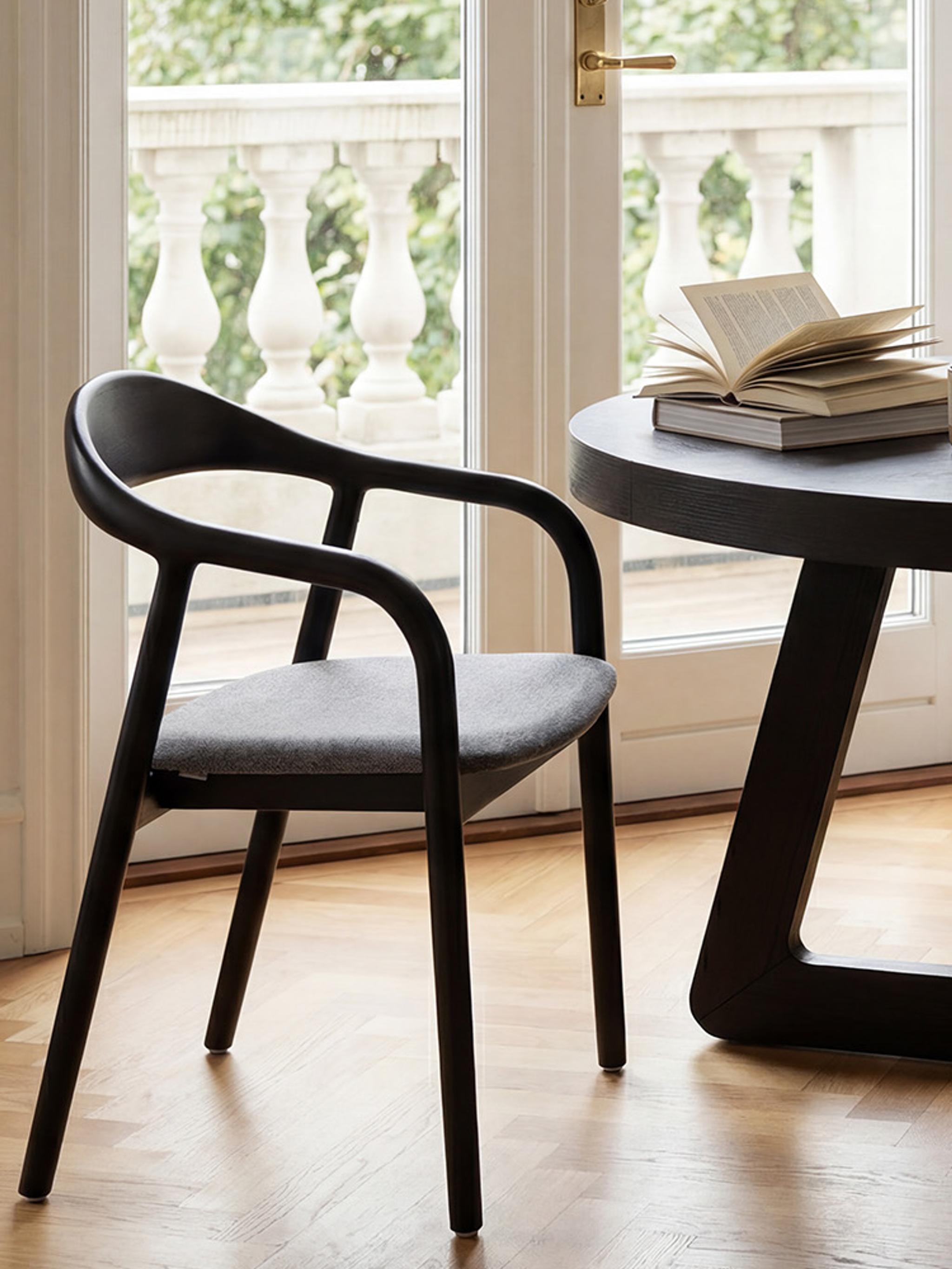 Table de salle à manger Micadoni Mel, plateau ovale sur trois pieds piliers arrondis, beige clair.