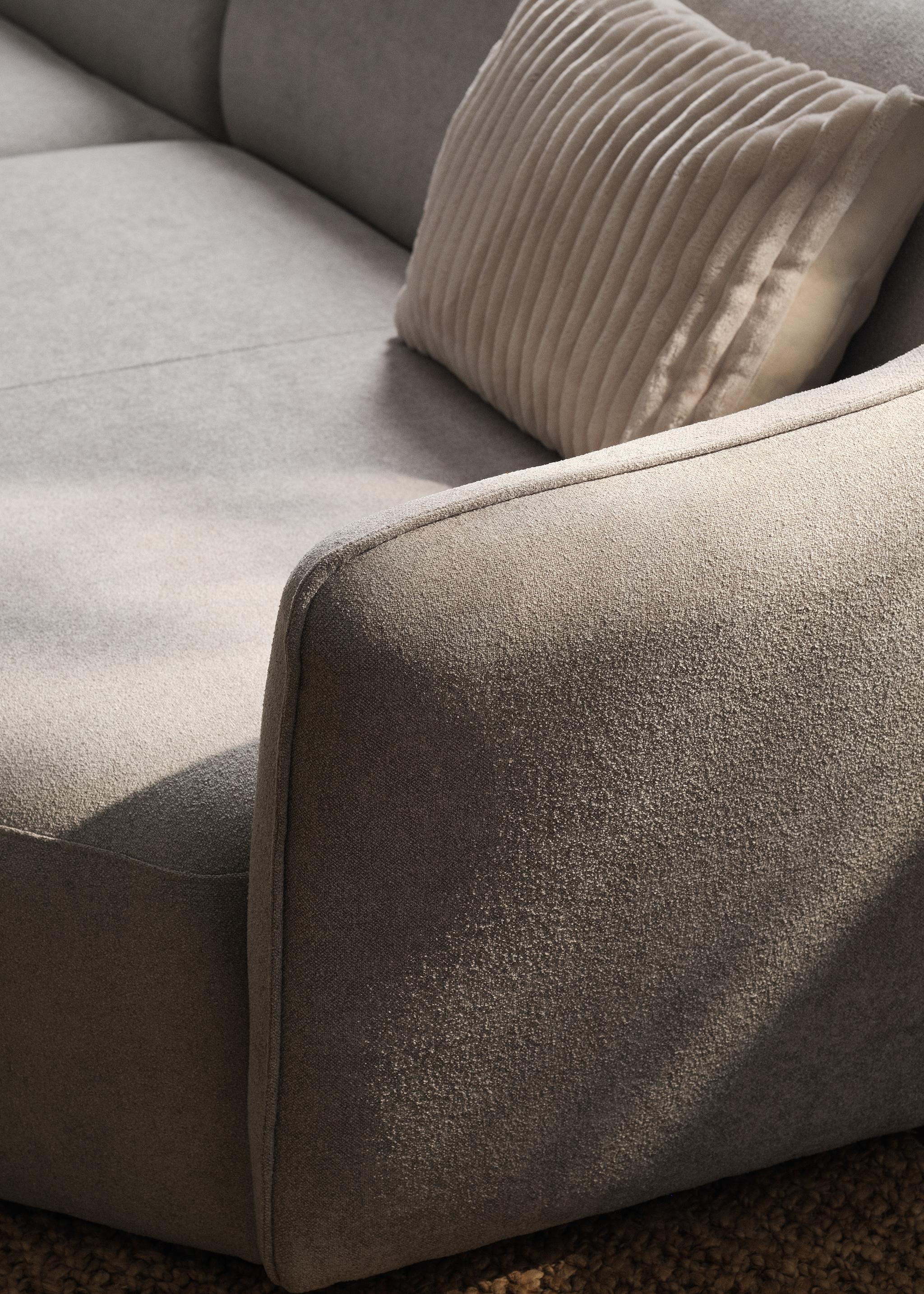 Canapé Hailey gris clair aux courbes douces et coussin moelleux – Micadoni