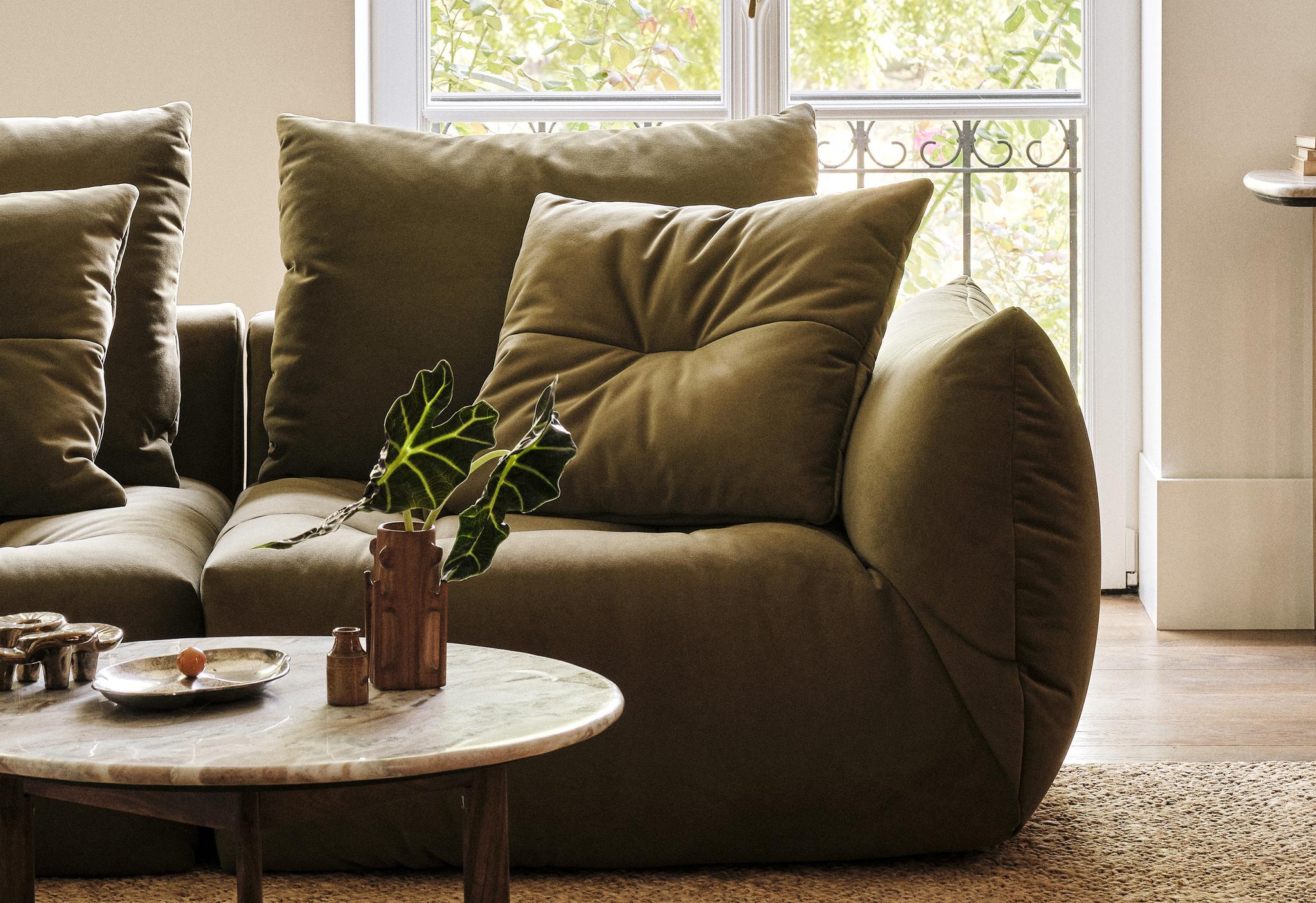 Canapé modulaire Bloom en velours vert olive avec grands coussins de dossier et silhouette décontractée – mobilier de salon Micadoni