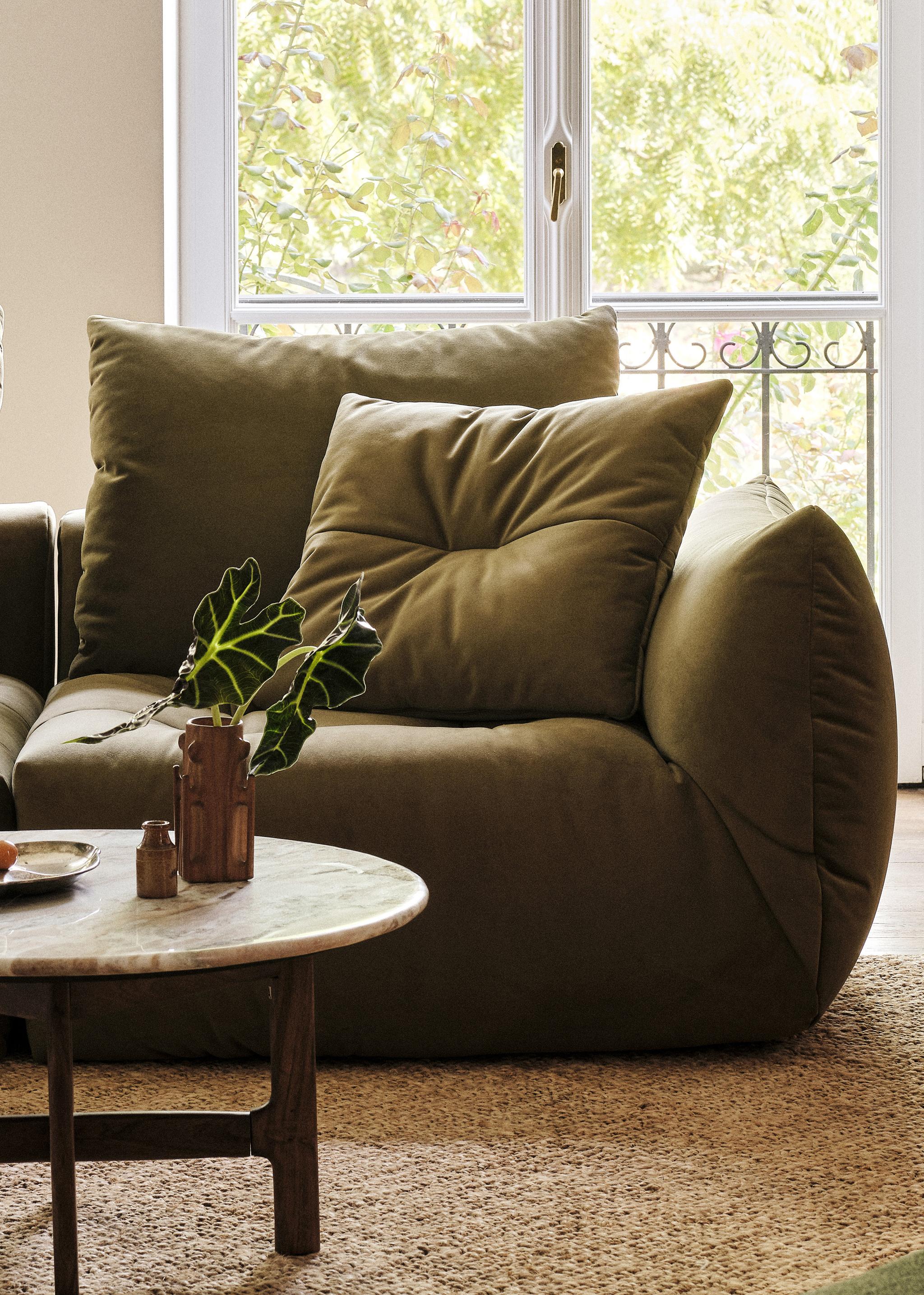 Canapé modulaire Bloom en velours vert olive avec grands coussins de dossier et silhouette décontractée – mobilier de salon Micadoni