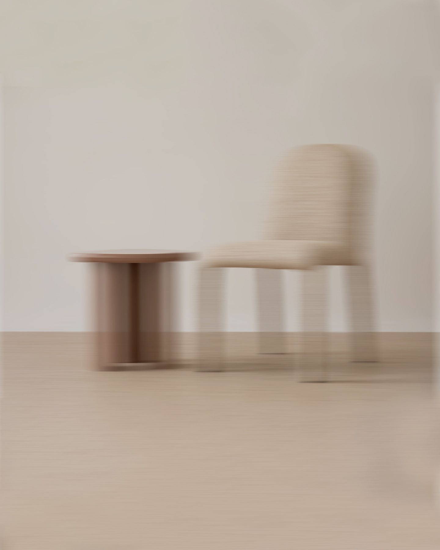 Micadoni Livraison rapide – chaise et petite table floues en studio neutre, symbole d’un envoi rapide.