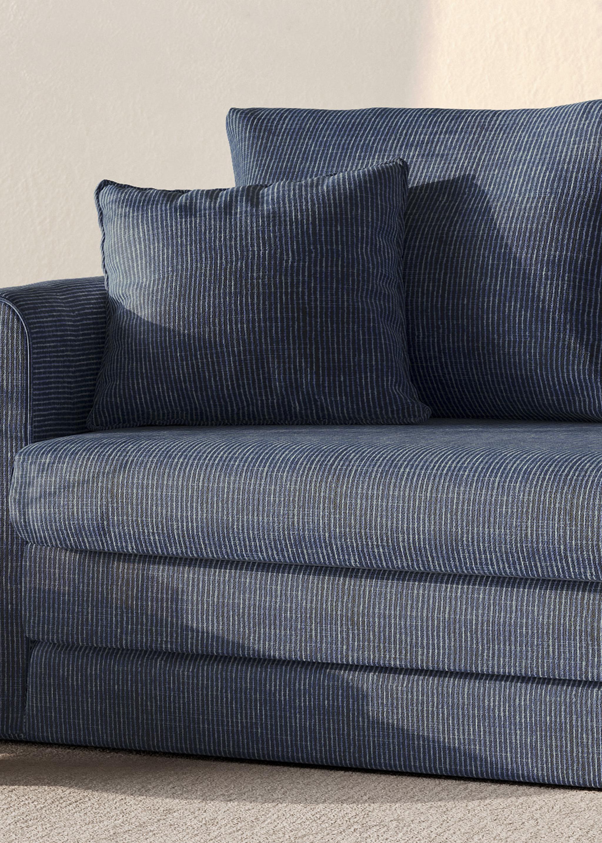 Canapé-lit Lido en tissu rayé bleu avec forme compacte et coussins moelleux – mobilier Micadoni
