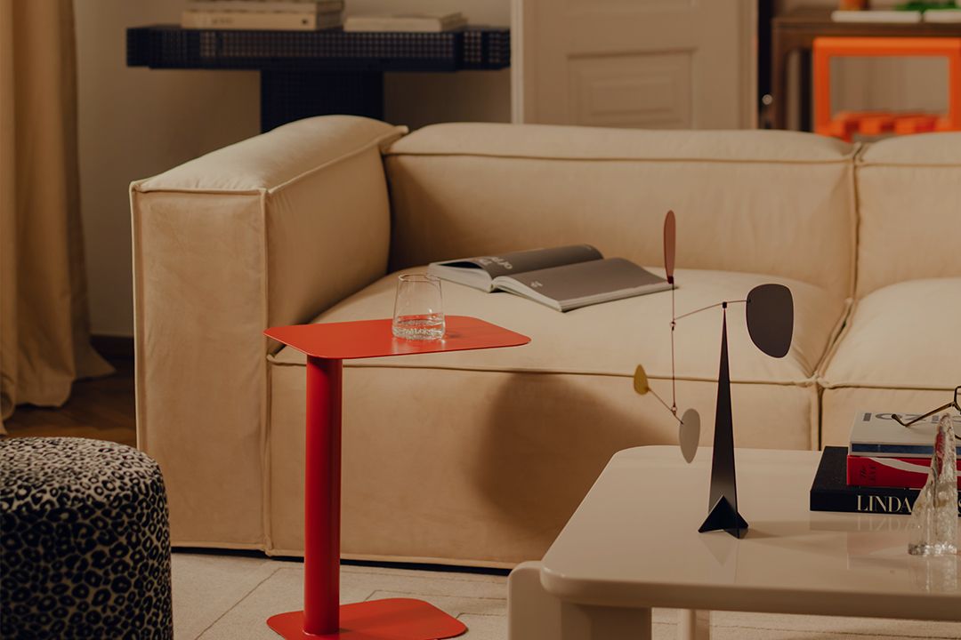 Canapé d’angle modulaire Nuria en tissu gris clair texturé avec accoudoirs droits et coussins assortis – mobilier Micadoni