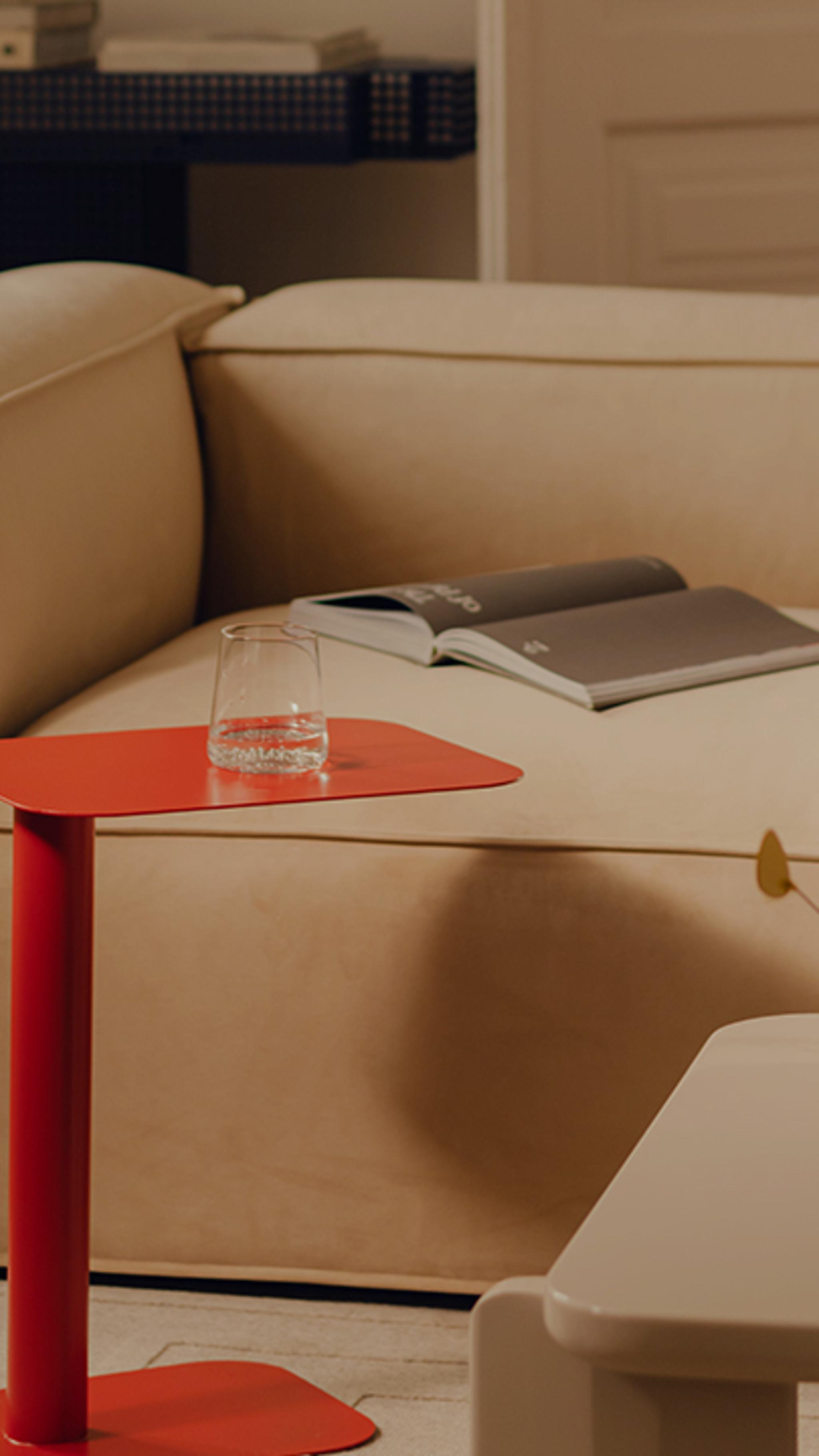 Canapé d’angle modulaire Nuria en tissu gris clair texturé avec accoudoirs droits et coussins assortis – mobilier Micadoni