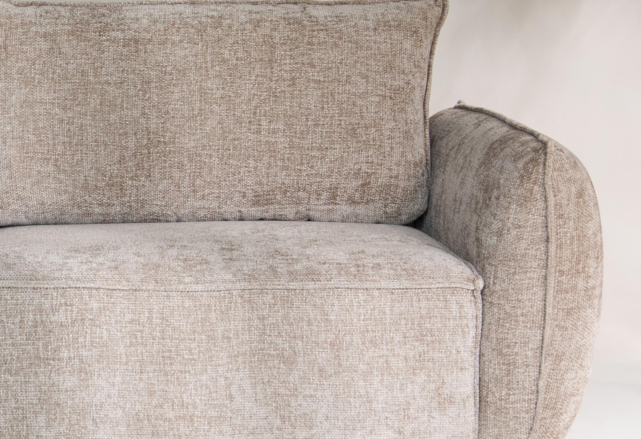 Gros plan du canapé Kaelle en tissu texturé beige avec accoudoir arrondi et assise profonde – mobilier Micadoni