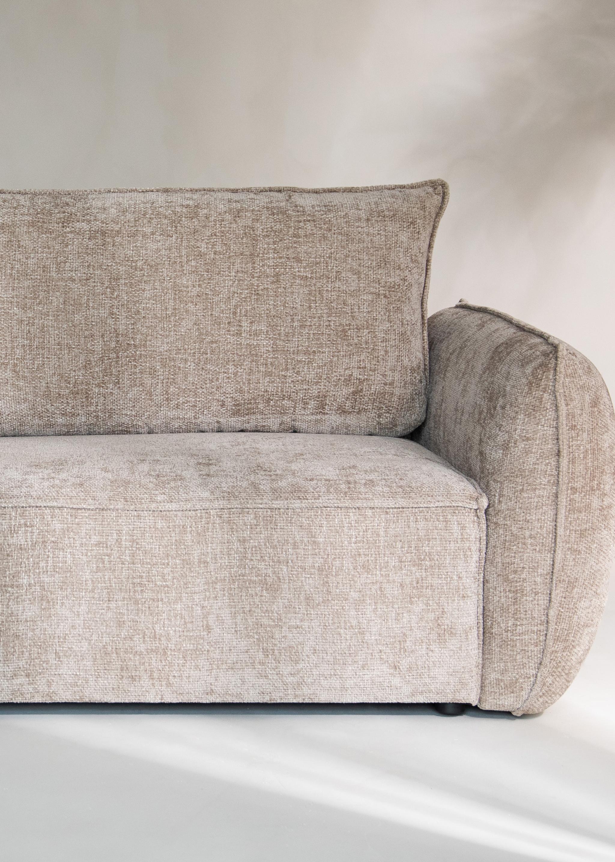 Gros plan du canapé Kaelle en tissu texturé beige avec accoudoir arrondi et assise profonde – mobilier Micadoni