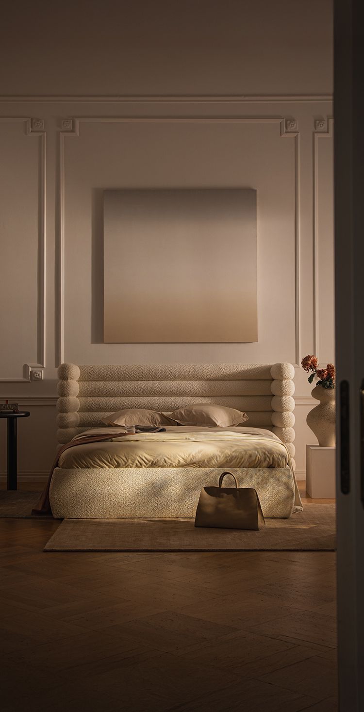 Lit Micadoni Solange en bouclé beige sable, tête de lit arrondie et base matelassée