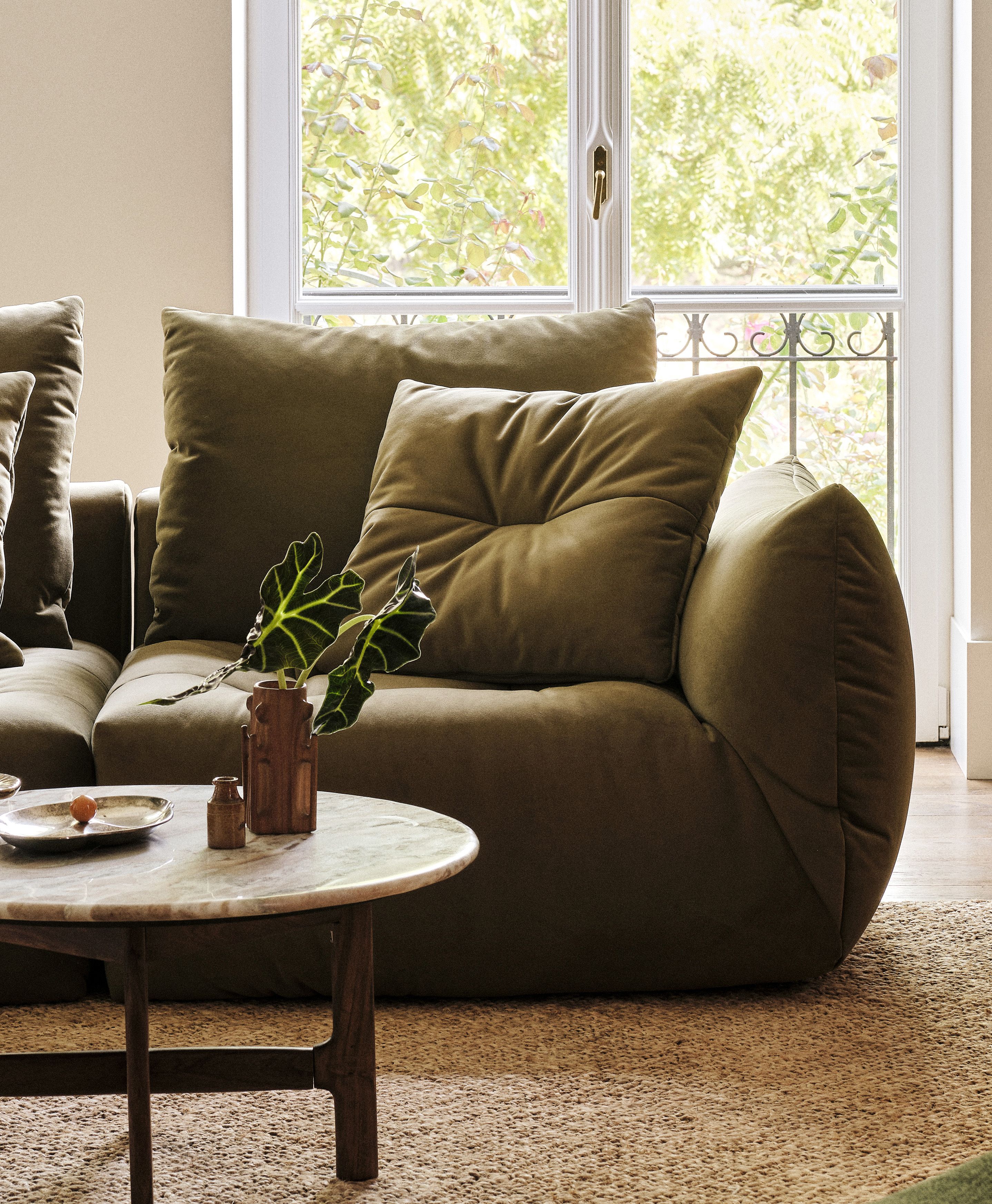 Canapé modulaire Bloom en velours vert olive avec grands coussins de dossier et silhouette décontractée – mobilier de salon Micadoni