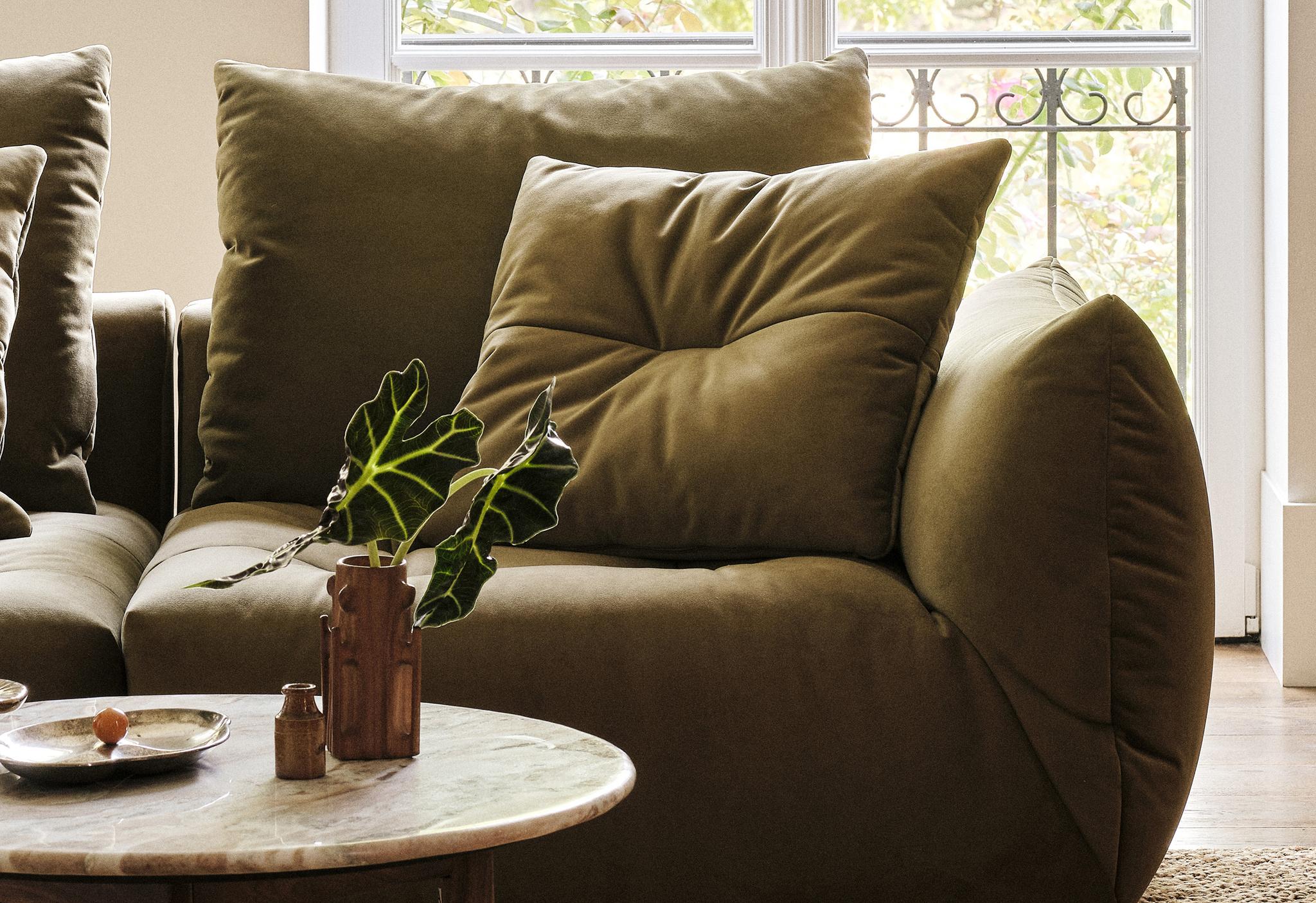 Canapé modulaire Bloom en velours vert olive avec grands coussins de dossier et silhouette décontractée – mobilier de salon Micadoni