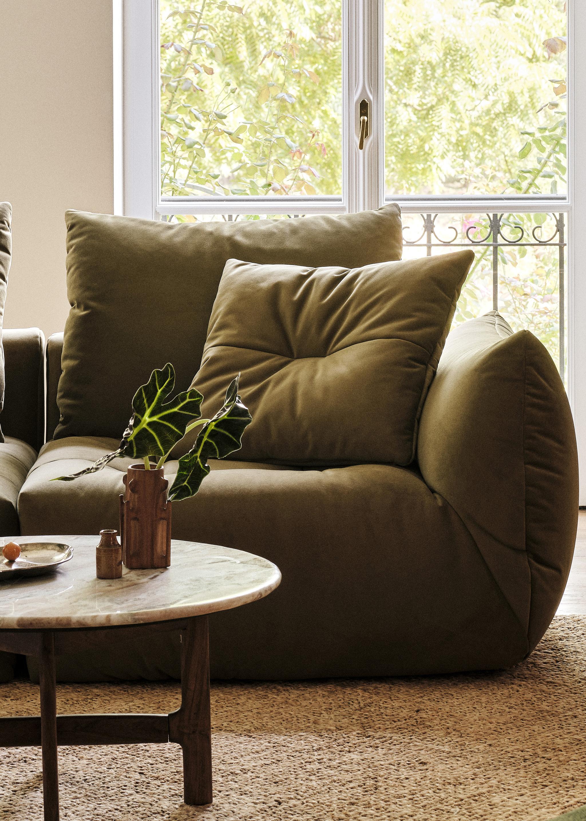 Canapé modulaire Bloom en velours vert olive avec grands coussins de dossier et silhouette décontractée – mobilier de salon Micadoni