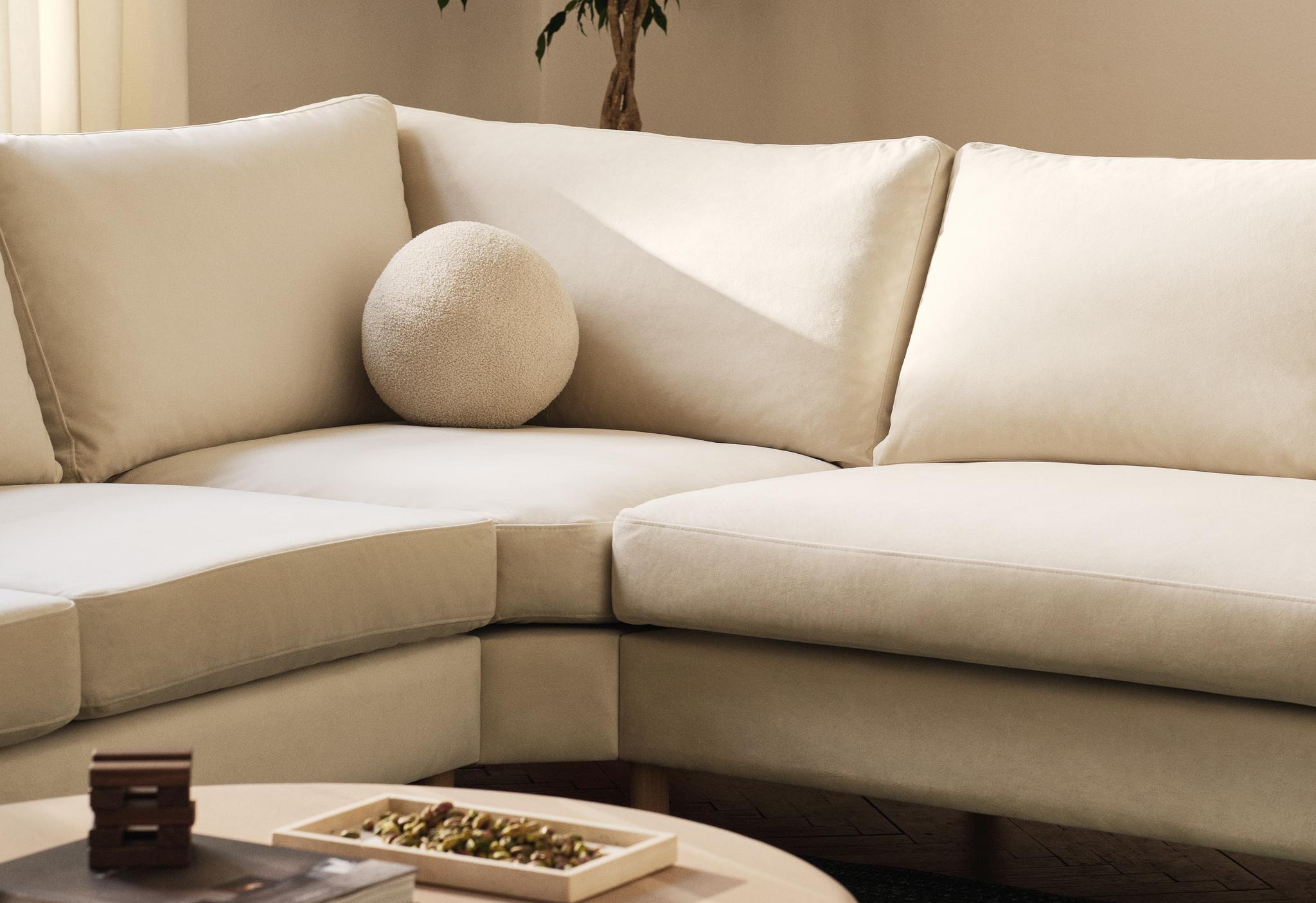 Canapé d’angle Eden avec revêtement clair et coussins moelleux, style moderne – Micadoni