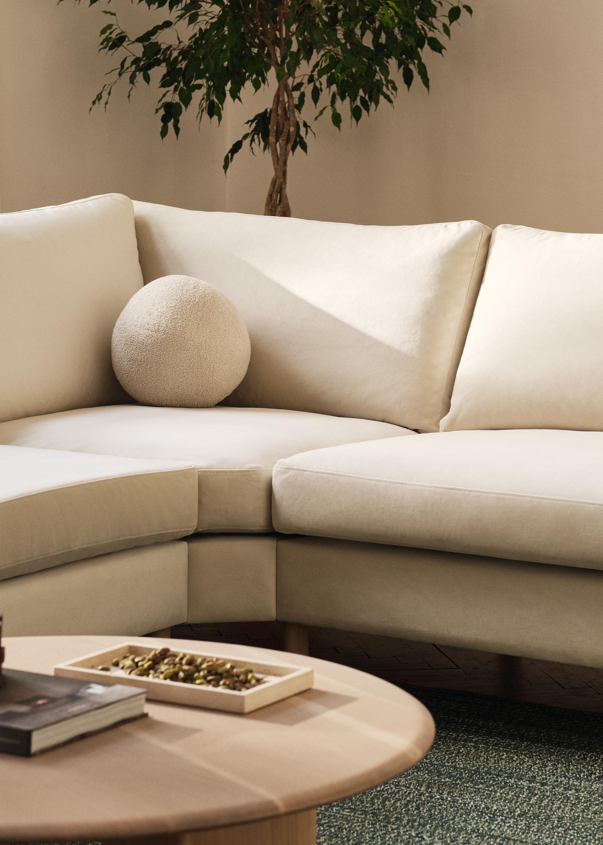 Canapé d’angle Eden avec revêtement clair et coussins moelleux, style moderne – Micadoni