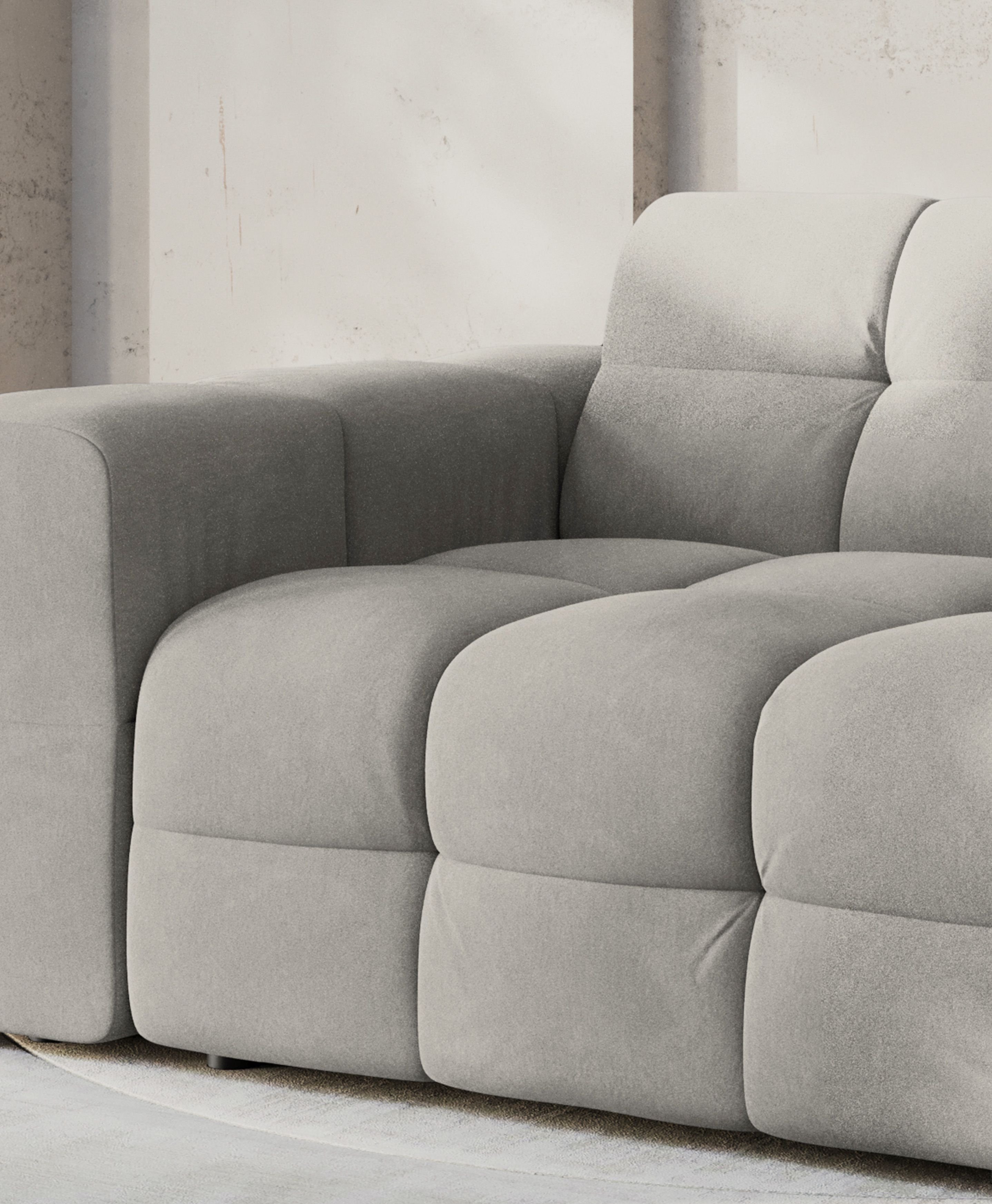 Fauteuil Kendal en tissu gris avec matelassage profond et accoudoirs larges – mobilier Micadoni
