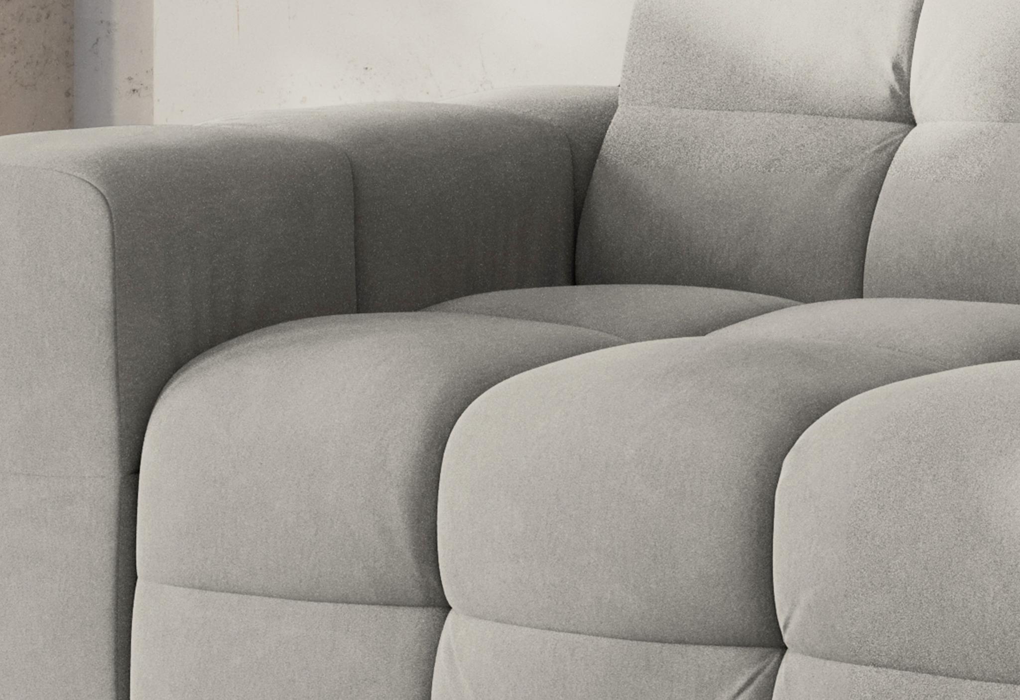 Fauteuil Kendal en tissu gris avec matelassage profond et accoudoirs larges – mobilier Micadoni