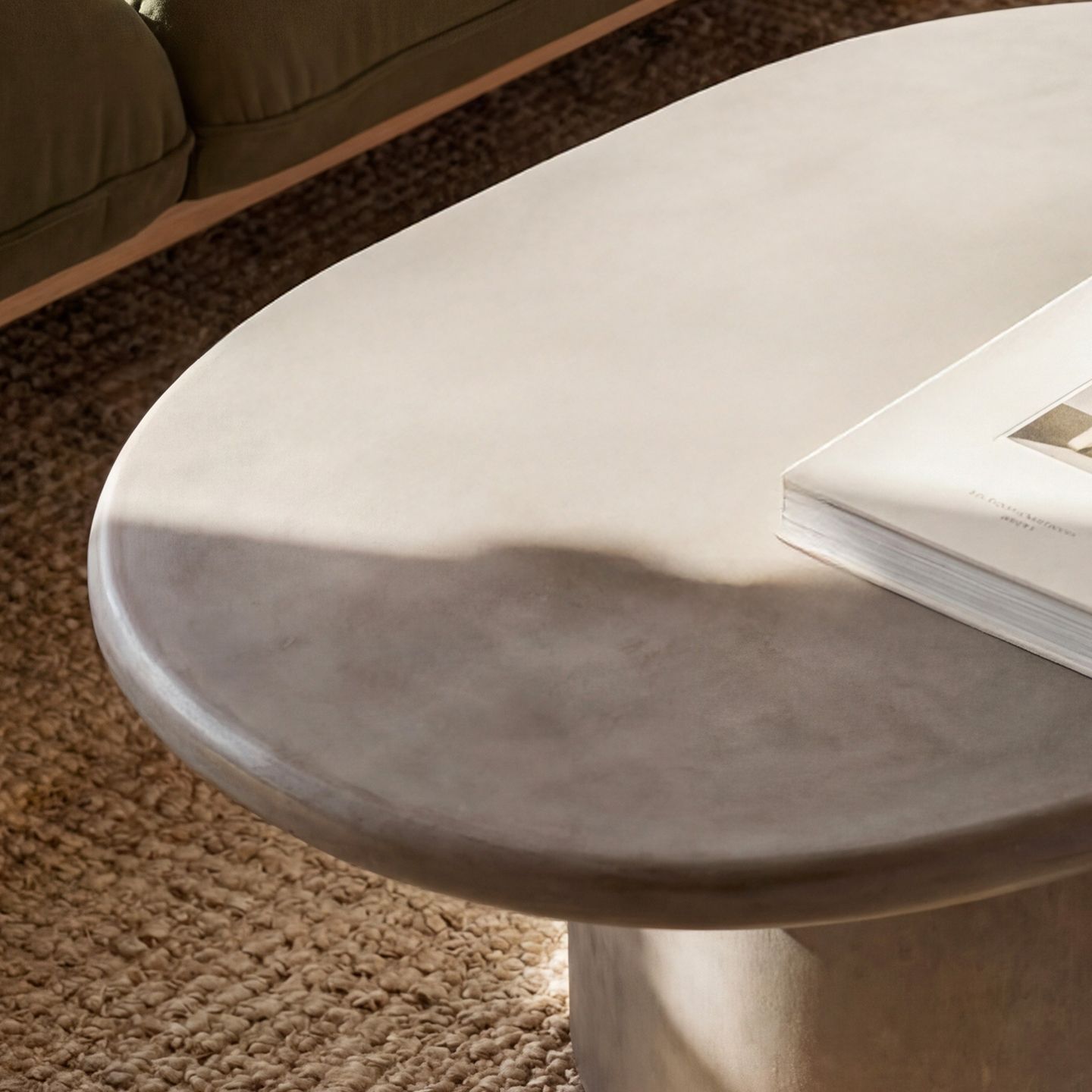 Gros plan d’une table de salle à manger Micadoni ronde et extensible en chêne, avec piètement cannelé et joint central visible.