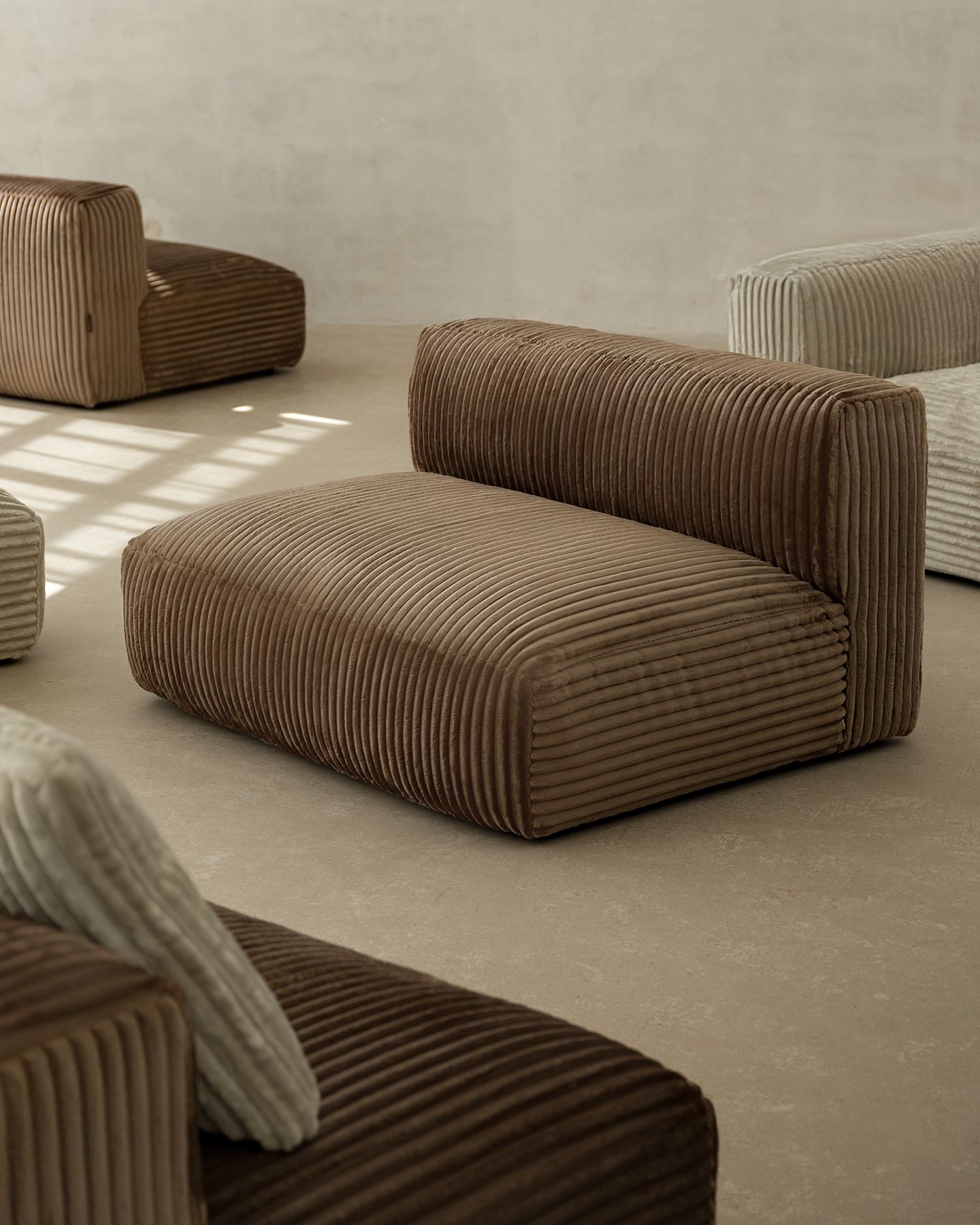 Page du configurateur de canapé Micadoni avec modules en tissu côtelé dans des tons neutres.