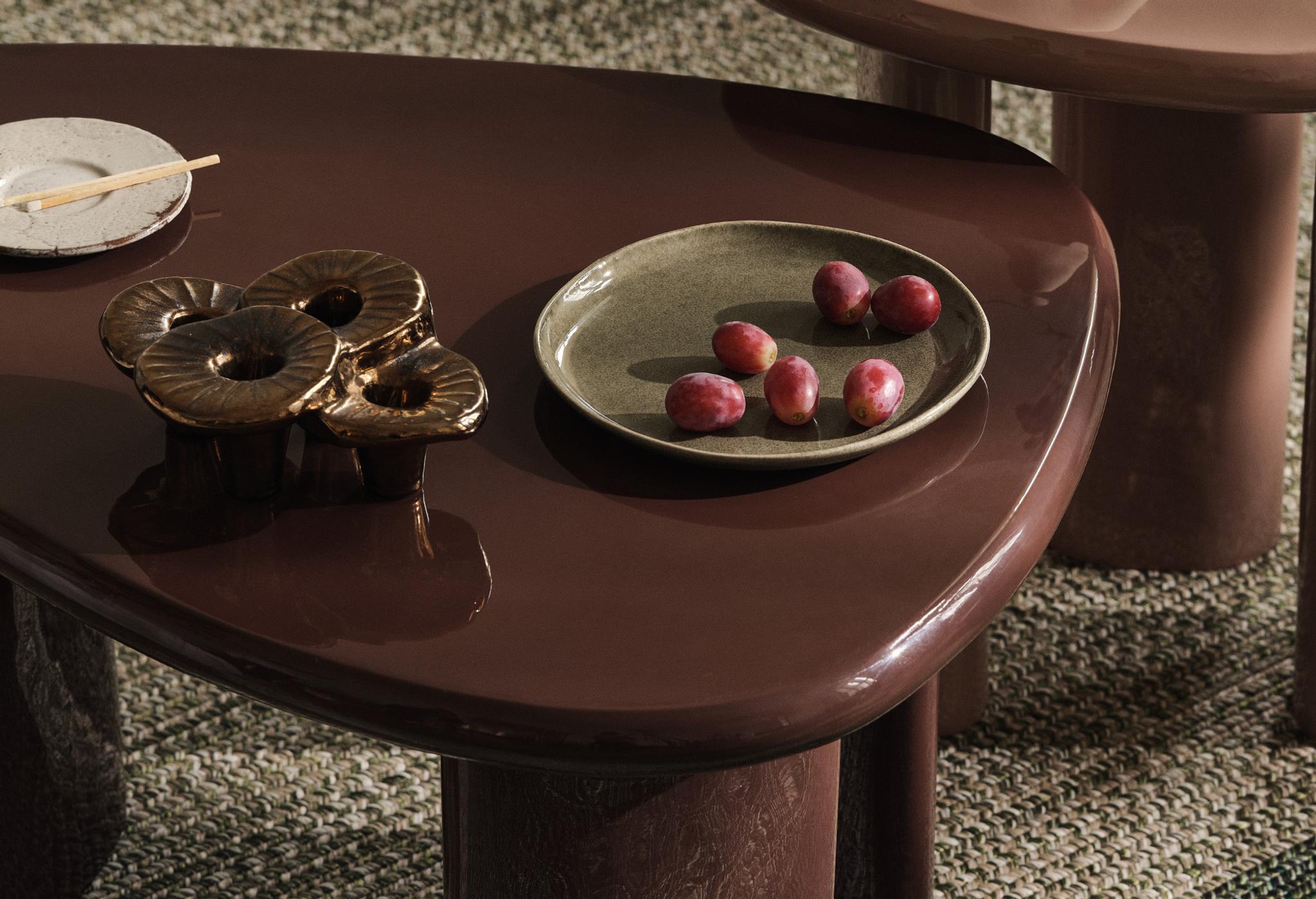 Canapé d’angle Micadoni Martina en tissu beige texturé, coutures froncées et large méridienne, posé sur un tapis à relief avec vases en céramique sur socles, lumière douce.