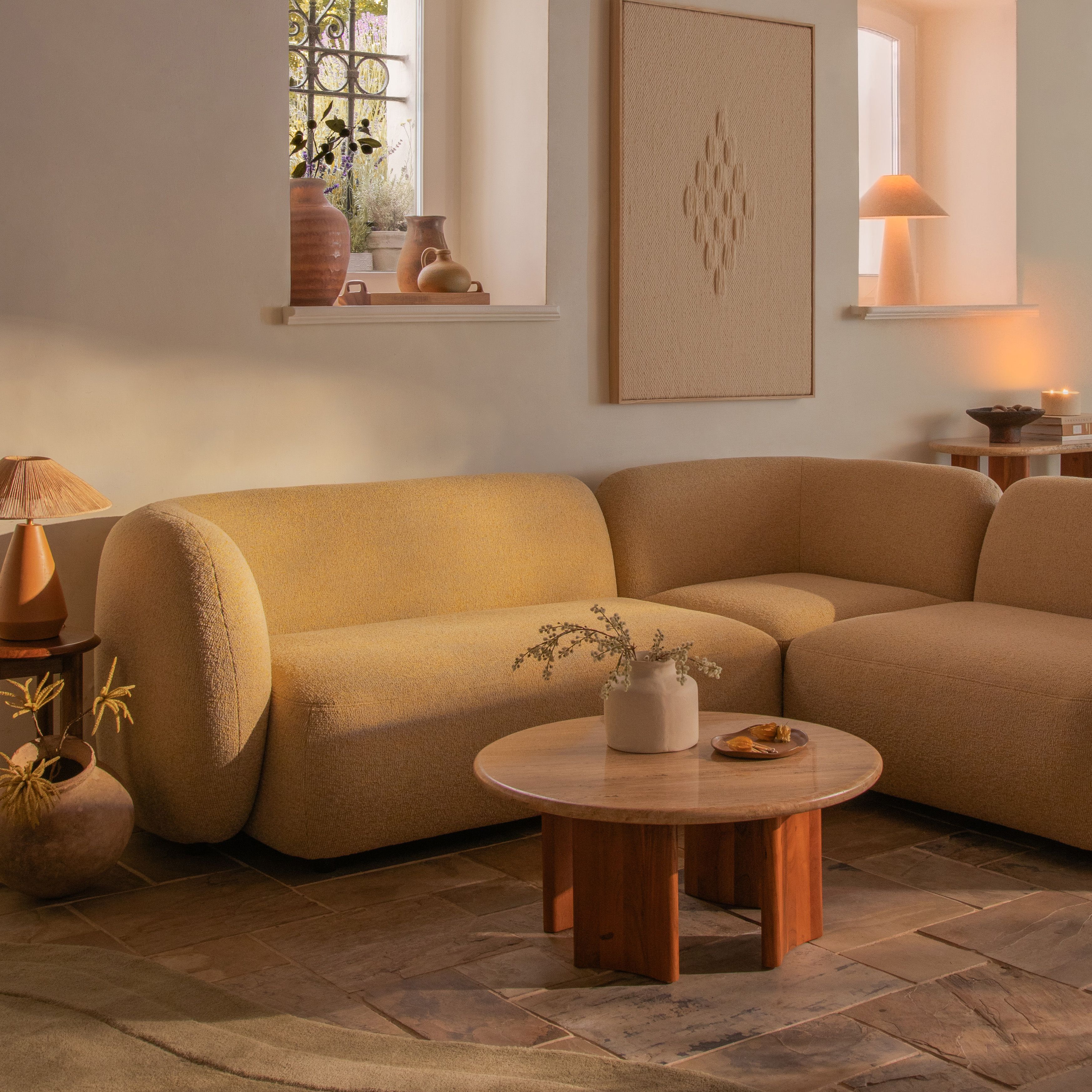 Canapé d’angle Hailey en tissu texturé jaune avec design arrondi – mobilier Micadoni