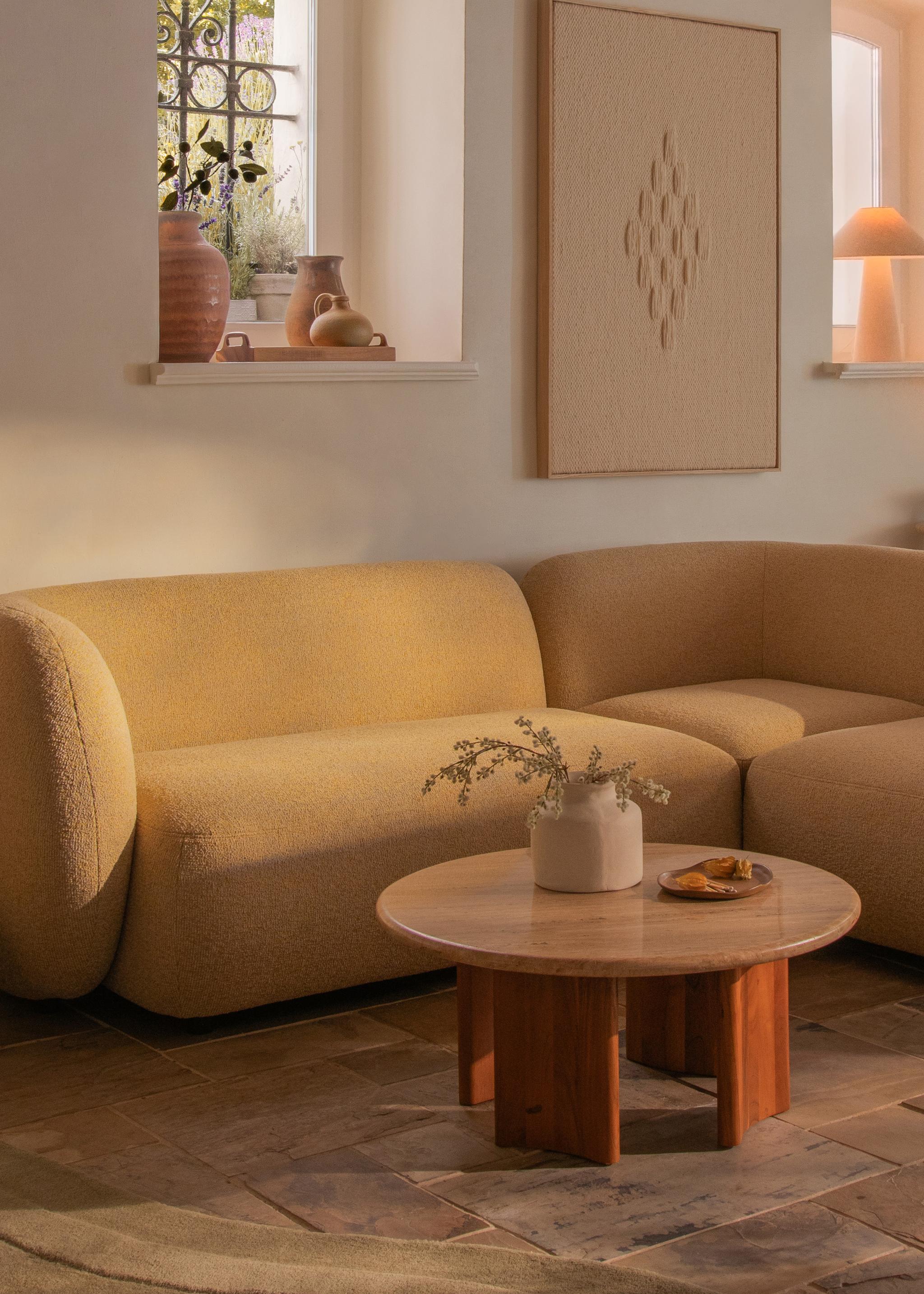 Canapé d’angle Hailey en tissu texturé jaune avec design arrondi – mobilier Micadoni