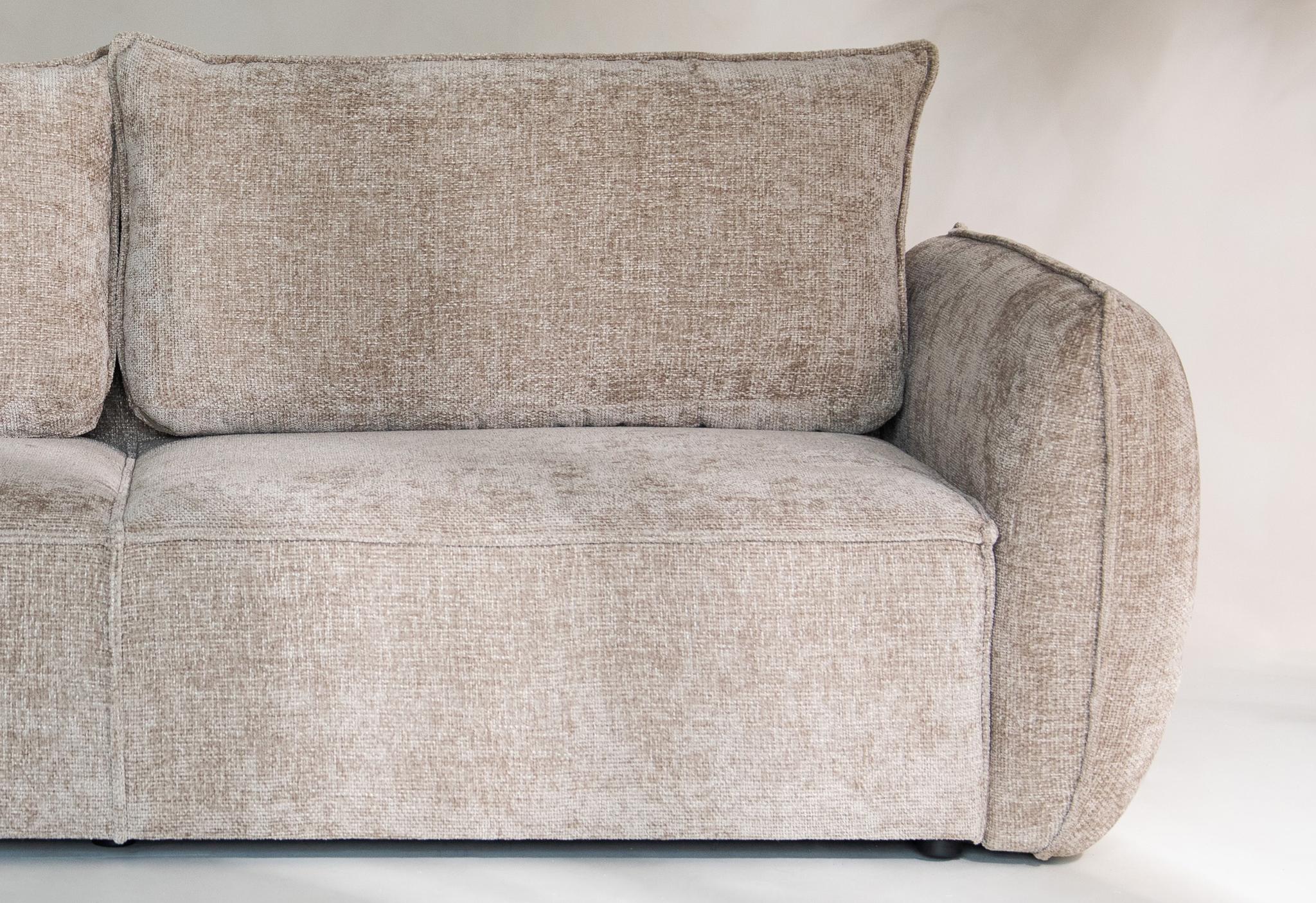 Gros plan du canapé Kaelle en tissu texturé beige avec accoudoir arrondi et assise profonde – mobilier Micadoni