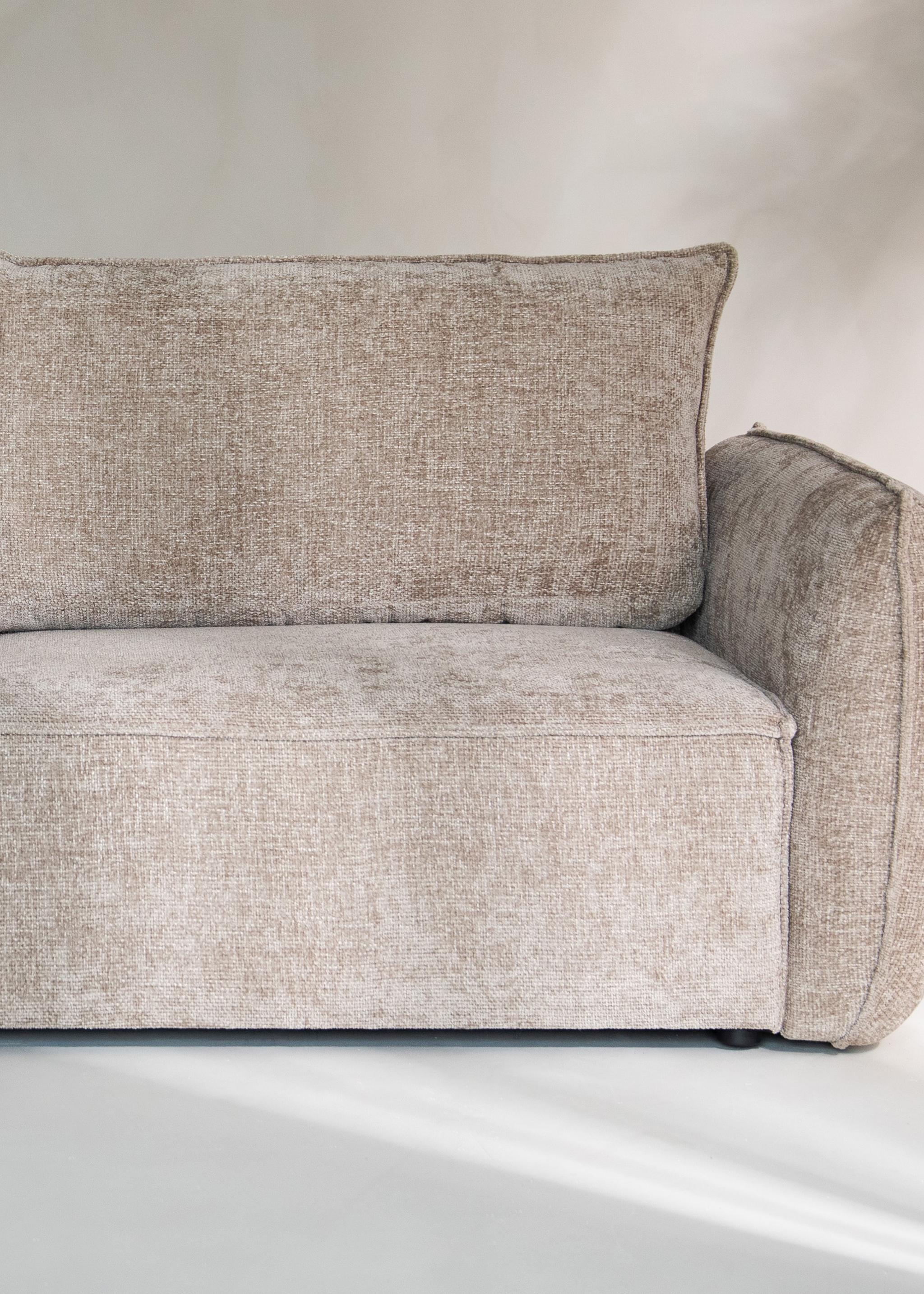 Gros plan du canapé Kaelle en tissu texturé beige avec accoudoir arrondi et assise profonde – mobilier Micadoni