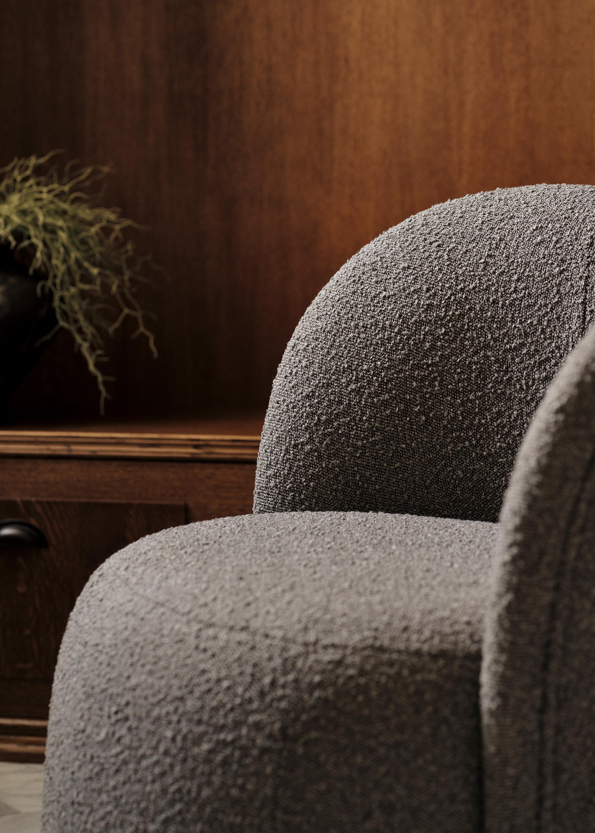 Gros plan du fauteuil Saamit en tissu bouclé gris avec dossier arrondi – mobilier Micadoni