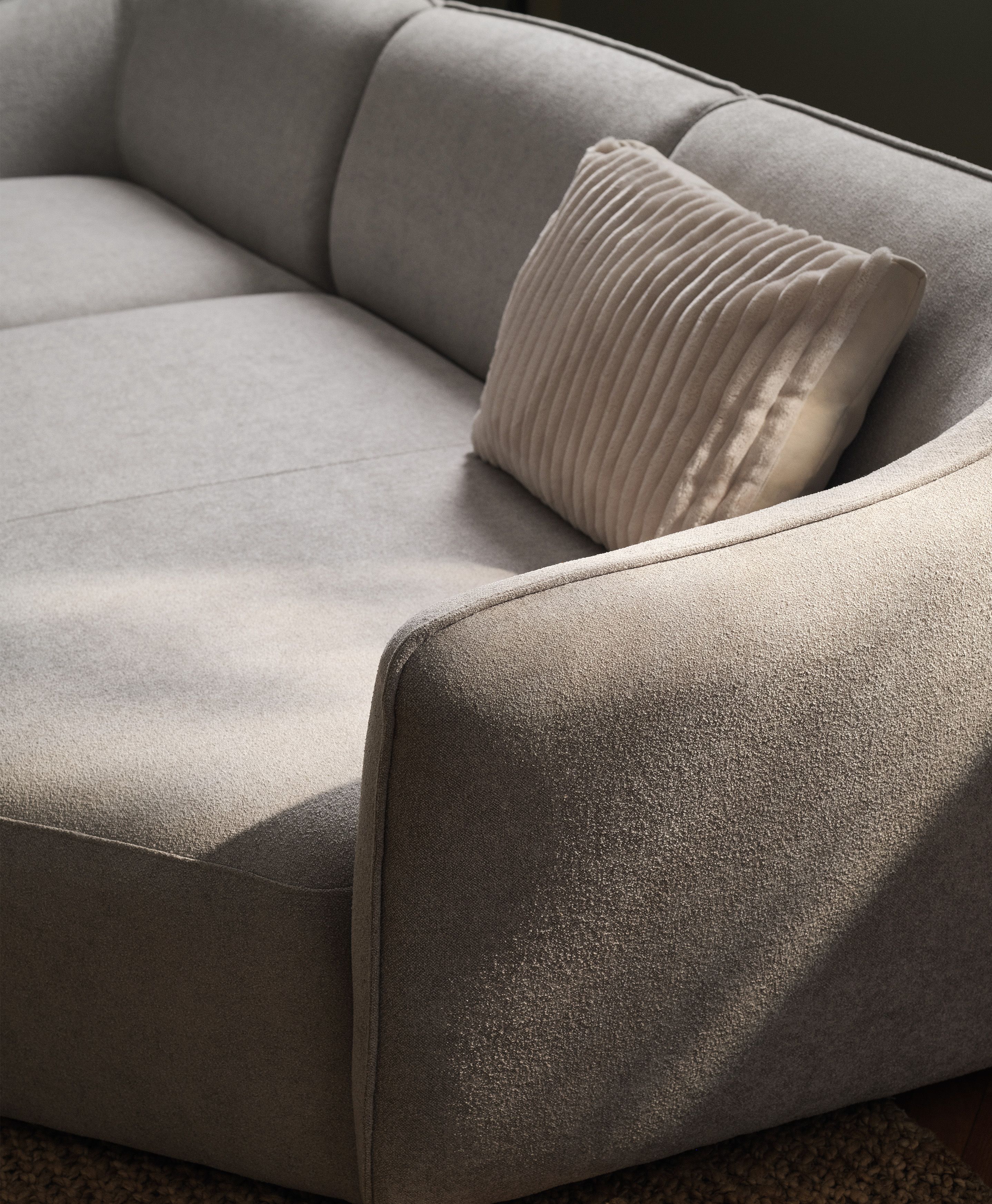 Canapé Hailey gris clair aux courbes douces et coussin moelleux – Micadoni