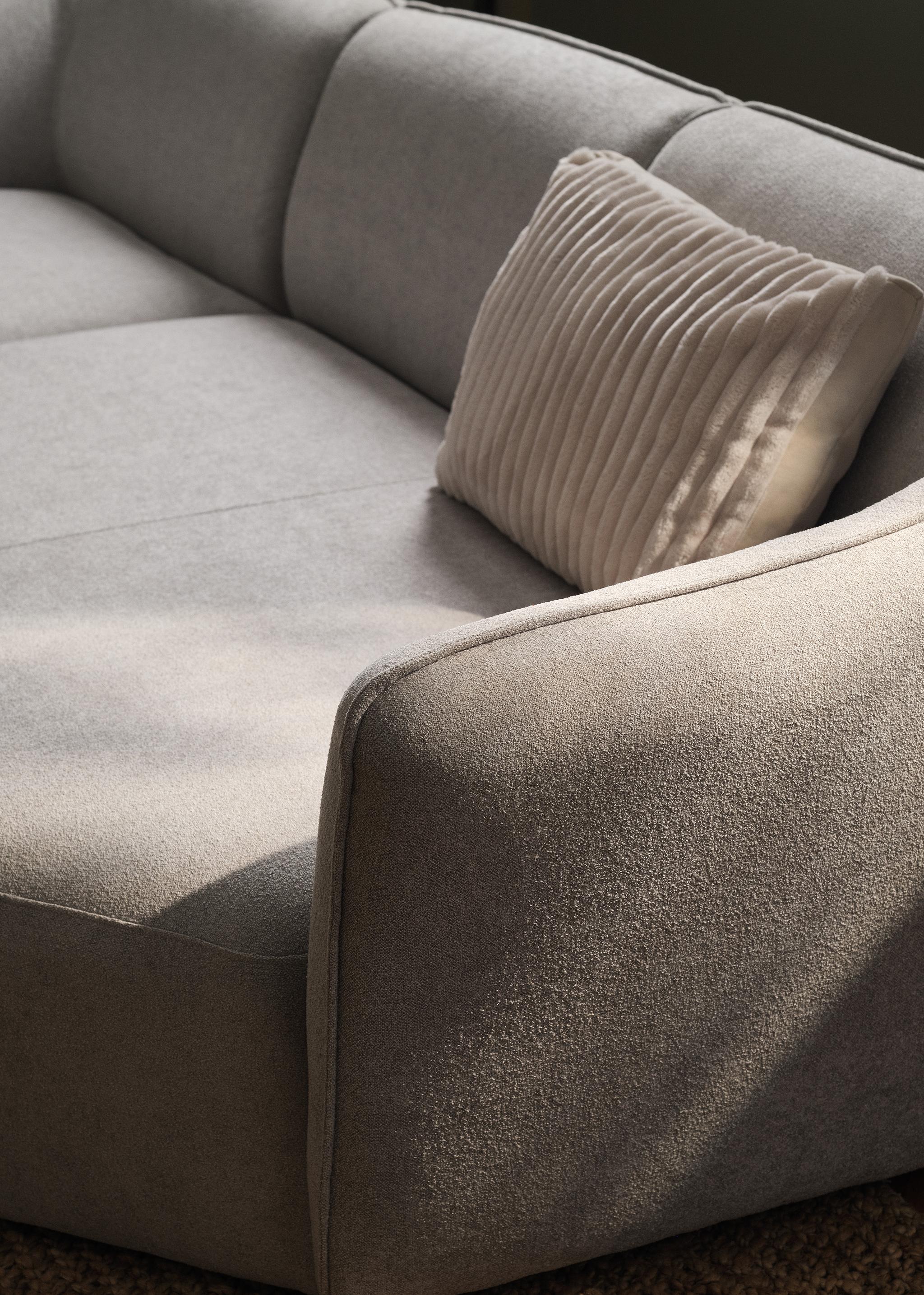 Canapé Hailey gris clair aux courbes douces et coussin moelleux – Micadoni