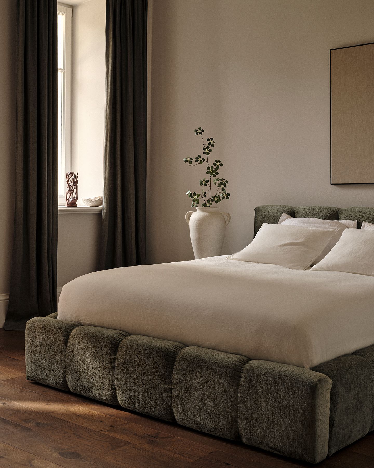 Catégorie best-sellers Micadoni, lit capitonné dans une chambre apaisée