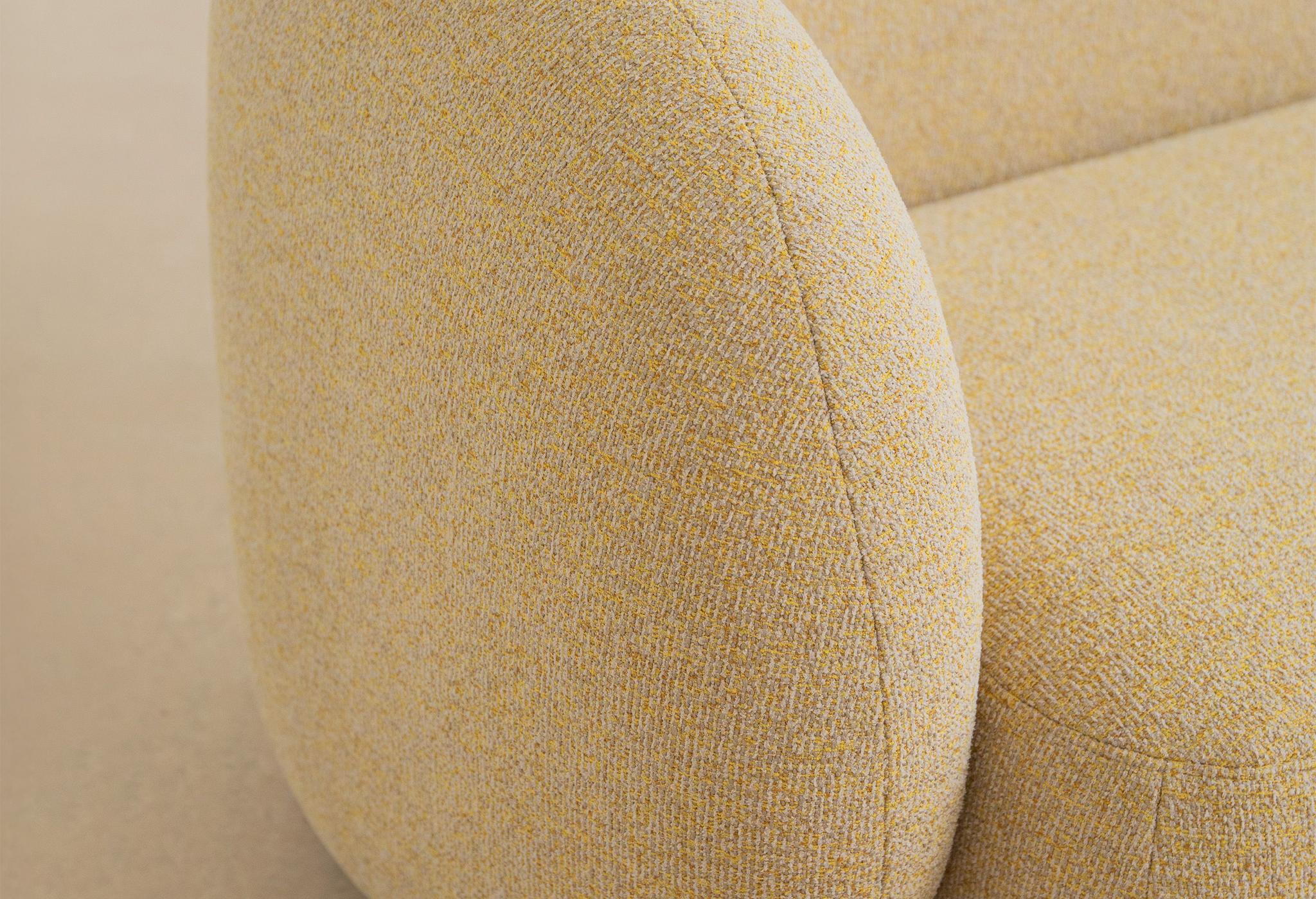 Canapé Micadoni Kate — gros plan sur l’accoudoir arrondi et le tissu jaune texturé.